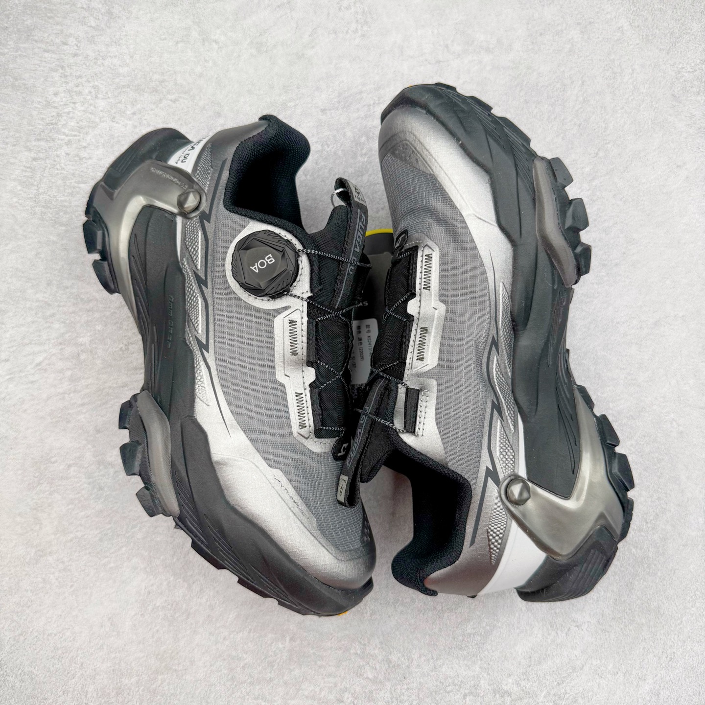 图片[3]-KAILAS FUGA DU BOA 凯乐石 黑山大坡王越野机能跑鞋 这双黑山整体呈现了多样的黑灰银搭配 鞋面主体部分采用网状薄翼材质中底是大坡王最具特色的山形结构 鞋带采用 BOA 旋钮快速穿脱系统 Vibram Megagrip 延续大坡王超强抓地 多重元素组合而成的造型和颜色设计让整双鞋观感丰富而又统一 整双鞋的技术和材料应用使得科技感十足颜色和脚感适合各类场景和场所穿着！ 尺码：36 36.5 37 37.5 38 39 39.5 40 41 41.5 42 42.5 43 44 44.5 45-选品中心