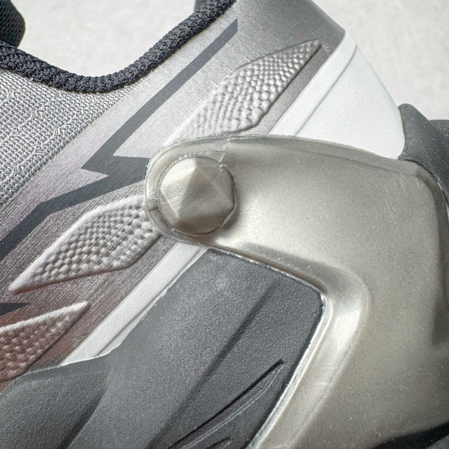 图片[12]-KAILAS FUGA DU BOA 凯乐石 黑山大坡王越野机能跑鞋 这双黑山整体呈现了多样的黑灰银搭配 鞋面主体部分采用网状薄翼材质中底是大坡王最具特色的山形结构 鞋带采用 BOA 旋钮快速穿脱系统 Vibram Megagrip 延续大坡王超强抓地 多重元素组合而成的造型和颜色设计让整双鞋观感丰富而又统一 整双鞋的技术和材料应用使得科技感十足颜色和脚感适合各类场景和场所穿着！ 尺码：36 36.5 37 37.5 38 39 39.5 40 41 41.5 42 42.5 43 44 44.5 45-选品中心