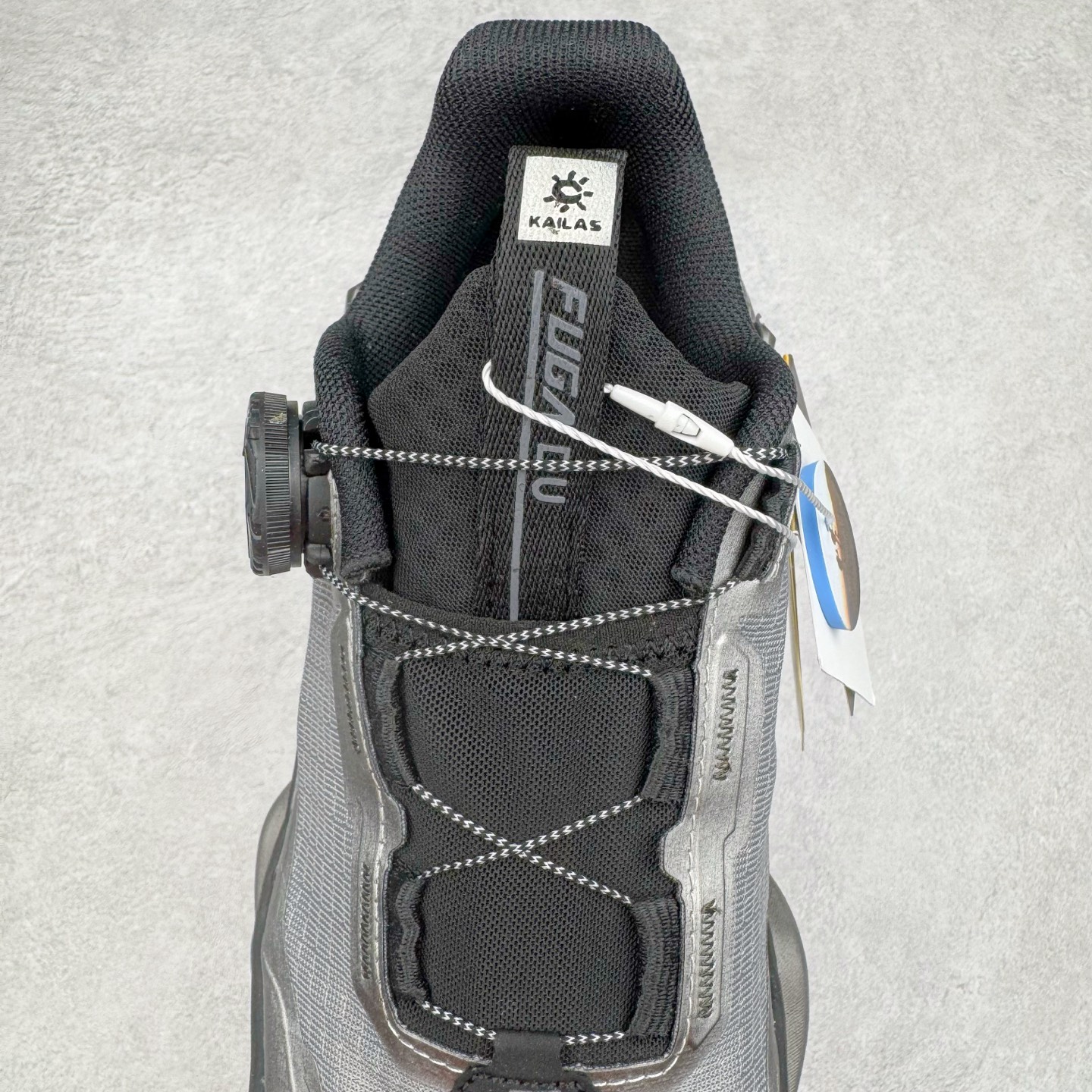 图片[5]-KAILAS FUGA DU BOA 凯乐石 黑山大坡王越野机能跑鞋 这双黑山整体呈现了多样的黑灰银搭配 鞋面主体部分采用网状薄翼材质中底是大坡王最具特色的山形结构 鞋带采用 BOA 旋钮快速穿脱系统 Vibram Megagrip 延续大坡王超强抓地 多重元素组合而成的造型和颜色设计让整双鞋观感丰富而又统一 整双鞋的技术和材料应用使得科技感十足颜色和脚感适合各类场景和场所穿着！ 尺码：36 36.5 37 37.5 38 39 39.5 40 41 41.5 42 42.5 43 44 44.5 45-选品中心
