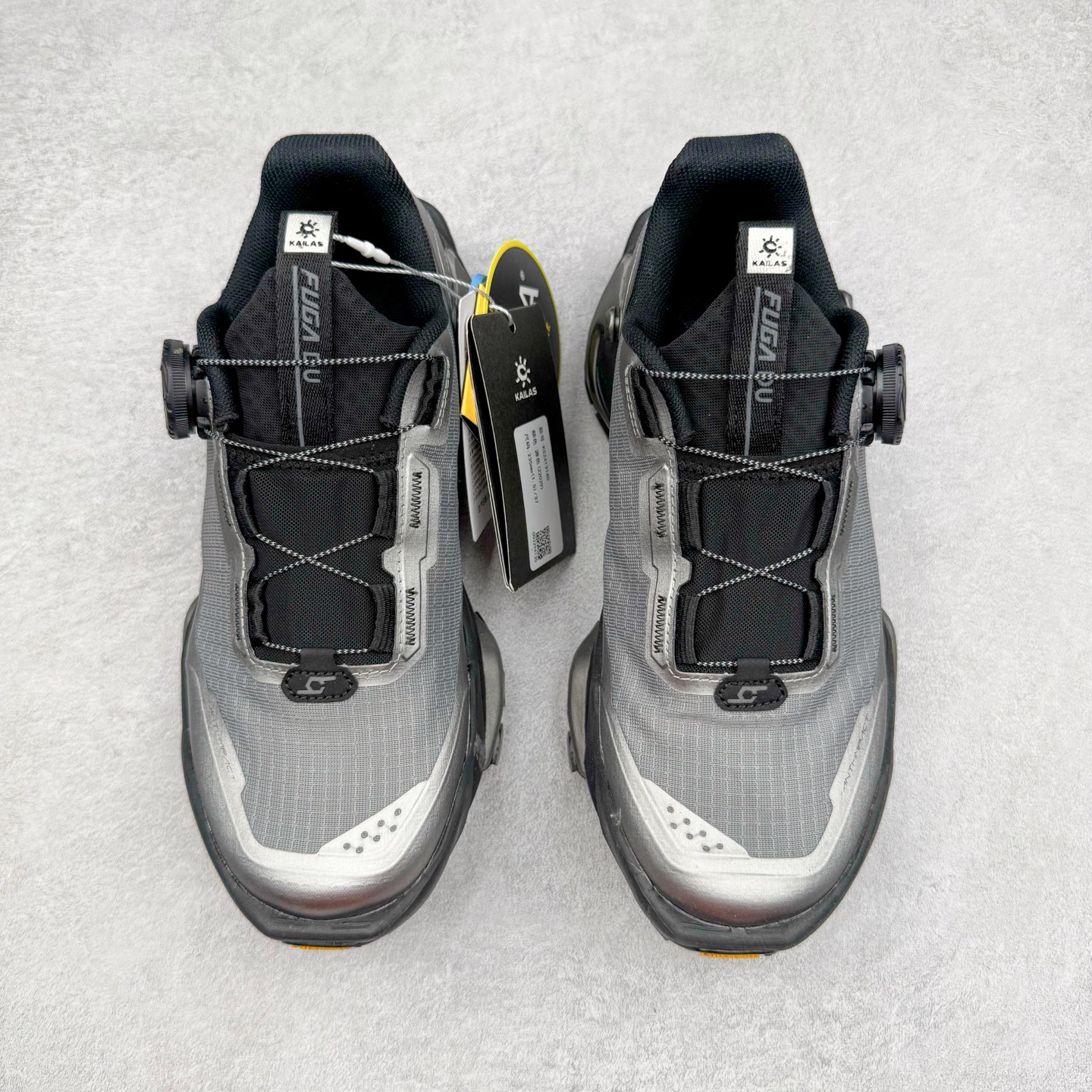 图片[2]-KAILAS FUGA DU BOA 凯乐石 黑山大坡王越野机能跑鞋 这双黑山整体呈现了多样的黑灰银搭配 鞋面主体部分采用网状薄翼材质中底是大坡王最具特色的山形结构 鞋带采用 BOA 旋钮快速穿脱系统 Vibram Megagrip 延续大坡王超强抓地 多重元素组合而成的造型和颜色设计让整双鞋观感丰富而又统一 整双鞋的技术和材料应用使得科技感十足颜色和脚感适合各类场景和场所穿着！ 尺码：36 36.5 37 37.5 38 39 39.5 40 41 41.5 42 42.5 43 44 44.5 45-选品中心