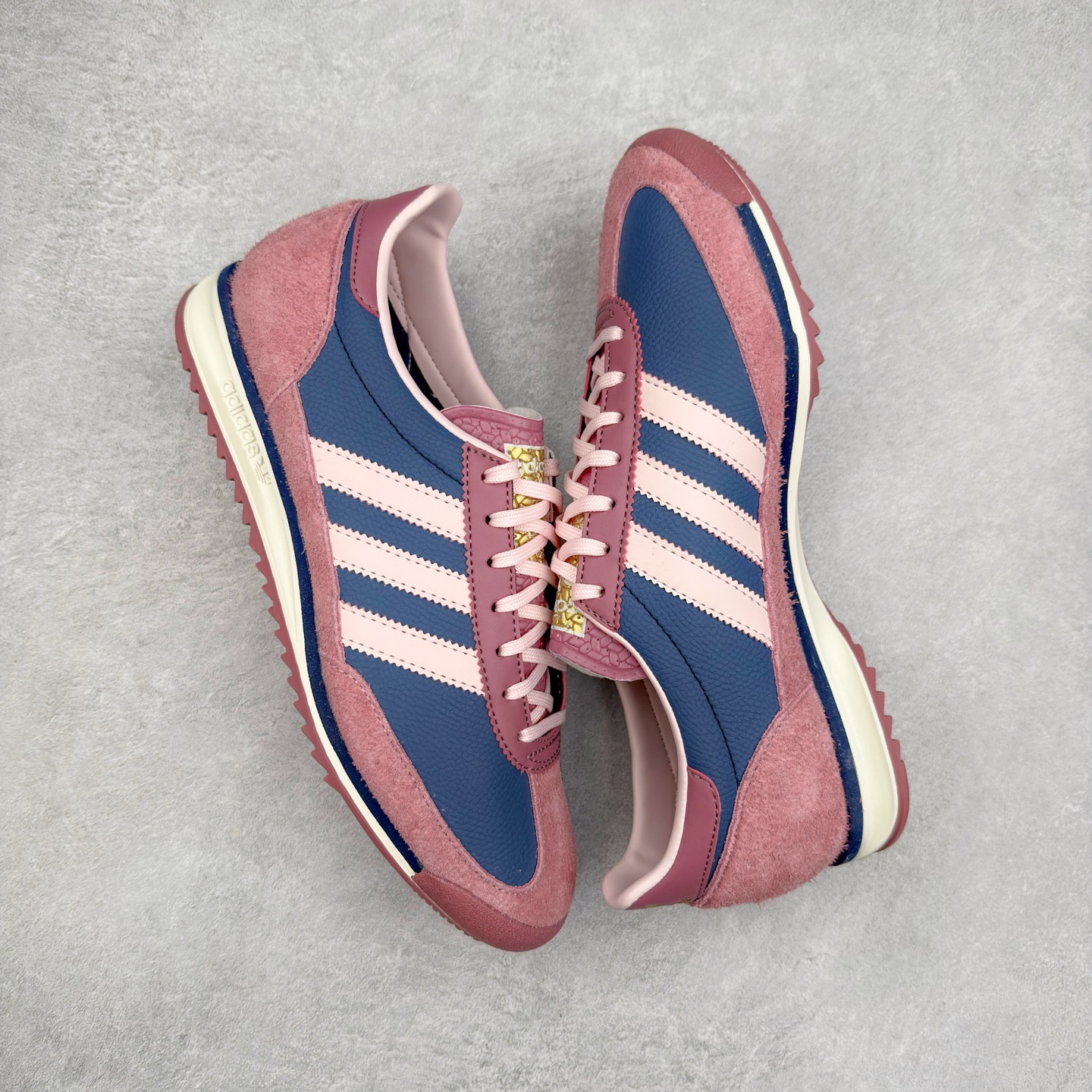 图片[9]-＃HP纯原 AD Wmns SL72 OG 系列德训足球风百搭低帮休闲运动板鞋 IF1939 采用高弹EVA+MODEL+RB三层组合底 区别市面RB一体大底 三层组合鞋底重量与原鞋一致 Originals 将有「T 头鞋」造型的诞生于 1972 年的 SL72 鞋款复刻带回 各位买鞋又有新选择了 1972 年 SL72 问世后 引领了后来阿迪达斯的跑鞋发展方向 其中「SL」代表了 Super Light 彰显了产品轻便的特性 1972 年 SL72 问世后 引领了后来阿迪达斯的跑鞋发展方向 其中「SL」代表了 Super Light 彰显了产品轻便的特性 这次 Originals 延续其轻质经典的基因 带来男女两款 SL72 男生款带来 SL72 RS 鞋型 RS 意为 Reshaped（重塑）鞋款在保留了经典的外观基础上 在尼龙材质里增加了填充物 使鞋型更加挺立和饱满 鞋头则更加圆润 鞋底的 EVA 材质则增加了鞋款的高度 女生款则带来 SL72 OG W 鞋型 OG 顾名思义则是致敬经典款式 相较于 RS（Reshaped）鞋款 鞋身更加纤细 其整体鞋身轮廓、线条、细节、材质上尊崇 70 年代 SL72 的设计 还原经典味道 尺码：36 36⅔ 37⅓ 38 38⅔ 39⅓ 40 40⅔ 41⅓ 42 42⅔ 43⅓ 44 44⅔ 45-选品中心