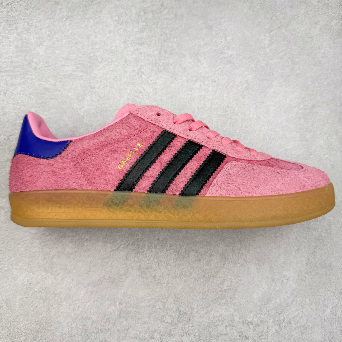 图片[7]-＃福利特价 AD Original Gazelle Indoor Trainers 瞪羚室内鞋系列低帮复古百搭休闲运动德训风板鞋 高端零售特供批次 原厂定制长毛翻毛皮组合环保纤维革鞋面材质 内置环保海玻璃鞋垫 外置RB橡胶大底 产品品控稳定性领先行业 原厂全套原楦原纸板冲刀磨具开发 原厂皮料加持 原厂港宝加持定型后跟R度完美 将复古进行到底 简约流畅 三十年不变经典 这款Gazelle运动鞋 无论面料、配色、质感或设计 都只在重现其1991年原款的经典 皮革鞋面 撞色三条纹和鞋跟标的设计 力求呈现90年代的经典复古风潮 Samba火热的同时 也带动了其它的复古鞋型 Gazelle便是其中一只 Gazelle Indoor拥有包边更宽的T字型鞋头 更好的保护运动员的前掌 浓浓的复古氛围感 非常适合现在流行的Cleanfit风格 尺码：36 36⅔ 37⅓ 38 38⅔ 39⅓ 40 40⅔ 41⅓ 42 42⅔ 43⅓ 44 44⅔ 45-选品中心