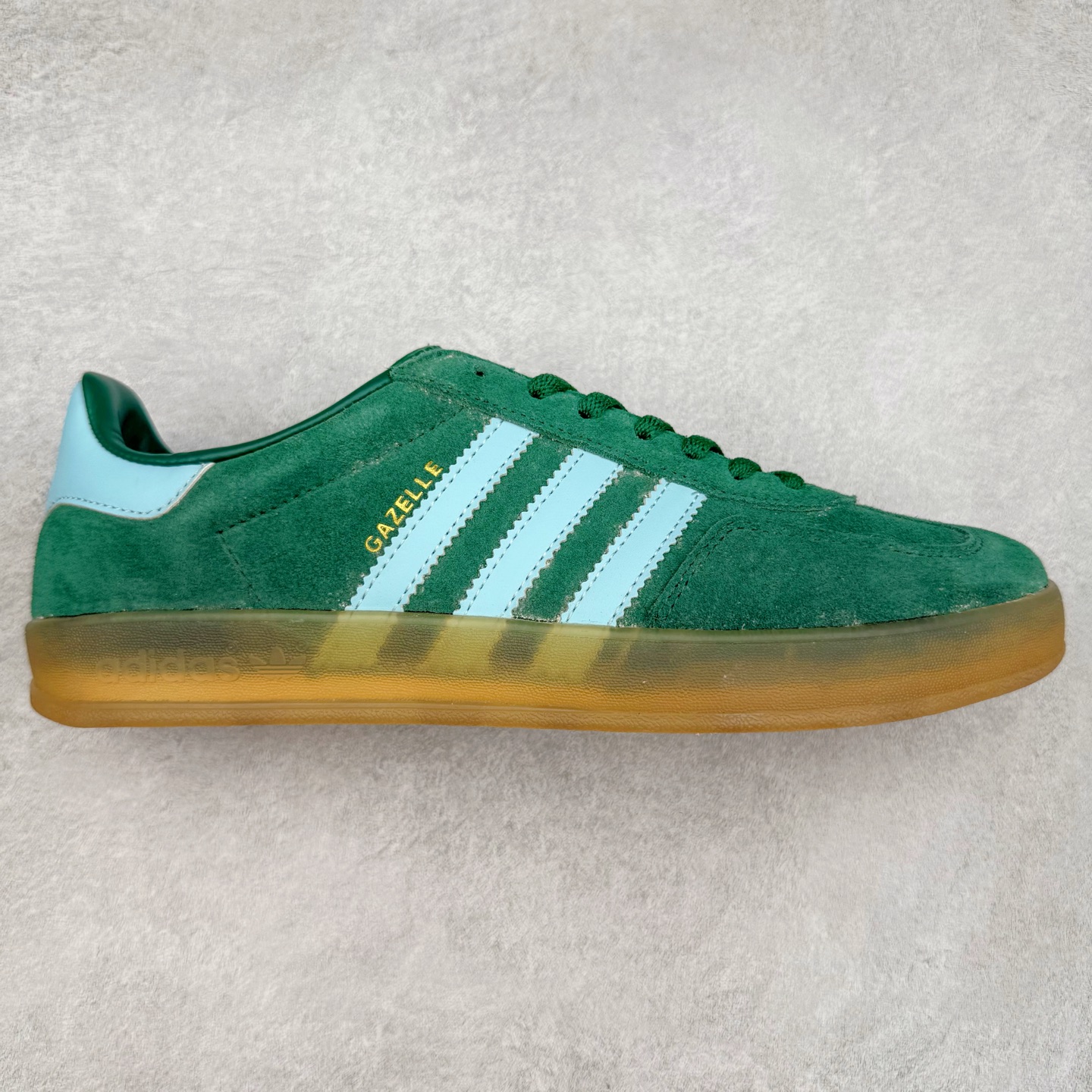 图片[9]-＃福利特价 AD Original Gazelle Indoor Trainers 瞪羚室内鞋系列低帮复古百搭休闲运动德训风板鞋 高端零售特供批次 原厂定制长毛翻毛皮组合环保纤维革鞋面材质 内置环保海玻璃鞋垫 外置RB橡胶大底 产品品控稳定性领先行业 原厂全套原楦原纸板冲刀磨具开发 原厂皮料加持 原厂港宝加持定型后跟R度完美 将复古进行到底 简约流畅 三十年不变经典 这款Gazelle运动鞋 无论面料、配色、质感或设计 都只在重现其1991年原款的经典 皮革鞋面 撞色三条纹和鞋跟标的设计 力求呈现90年代的经典复古风潮 Samba火热的同时 也带动了其它的复古鞋型 Gazelle便是其中一只 Gazelle Indoor拥有包边更宽的T字型鞋头 更好的保护运动员的前掌 浓浓的复古氛围感 非常适合现在流行的Cleanfit风格 尺码：36 36⅔ 37⅓ 38 38⅔ 39⅓ 40 40⅔ 41⅓ 42 42⅔ 43⅓ 44 44⅔ 45-选品中心