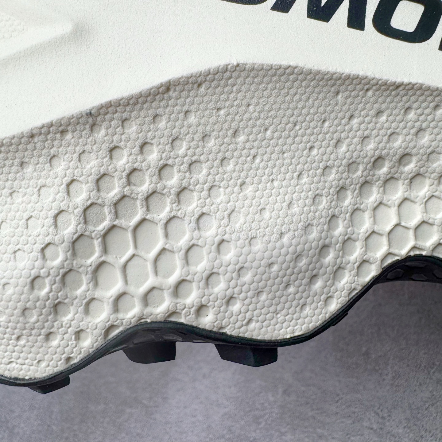 图片[21]-＃GX SALOMON萨洛蒙 S/LAB ULTRA Glide 柔软舒适防滑耐磨 低帮跑步鞋 SALOMON诞生于1947年的法国阿尔卑斯山区，全球知名的户外运动品牌。一直致力于推动滑雪、越野跑等山地运动的发展及产品的进步。其产品设计致力于追求创新和发掘产品的性能极限，帮助喜欢自由的人在山地间不断挑战自我 尺码：36 36.5 37.5 38 38.5 39 40 40.5 41 42 42.5 43 44 44.5 45 46.5-选品中心