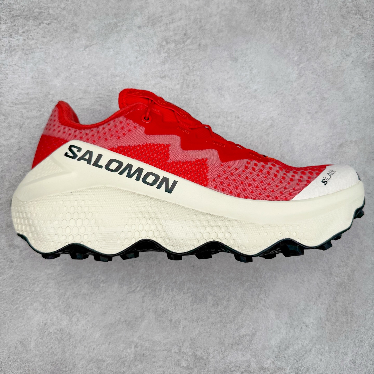 ＃GX SALOMON萨洛蒙 S/LAB ULTRA Glide 柔软舒适防滑耐磨 低帮跑步鞋 SALOMON诞生于1947年的法国阿尔卑斯山区，全球知名的户外运动品牌。一直致力于推动滑雪、越野跑等山地运动的发展及产品的进步。其产品设计致力于追求创新和发掘产品的性能极限，帮助喜欢自由的人在山地间不断挑战自我 尺码：36 36.5 37.5 38 38.5 39 40 40.5 41 42 42.5 43 44 44.5 45 46.5-选品中心
