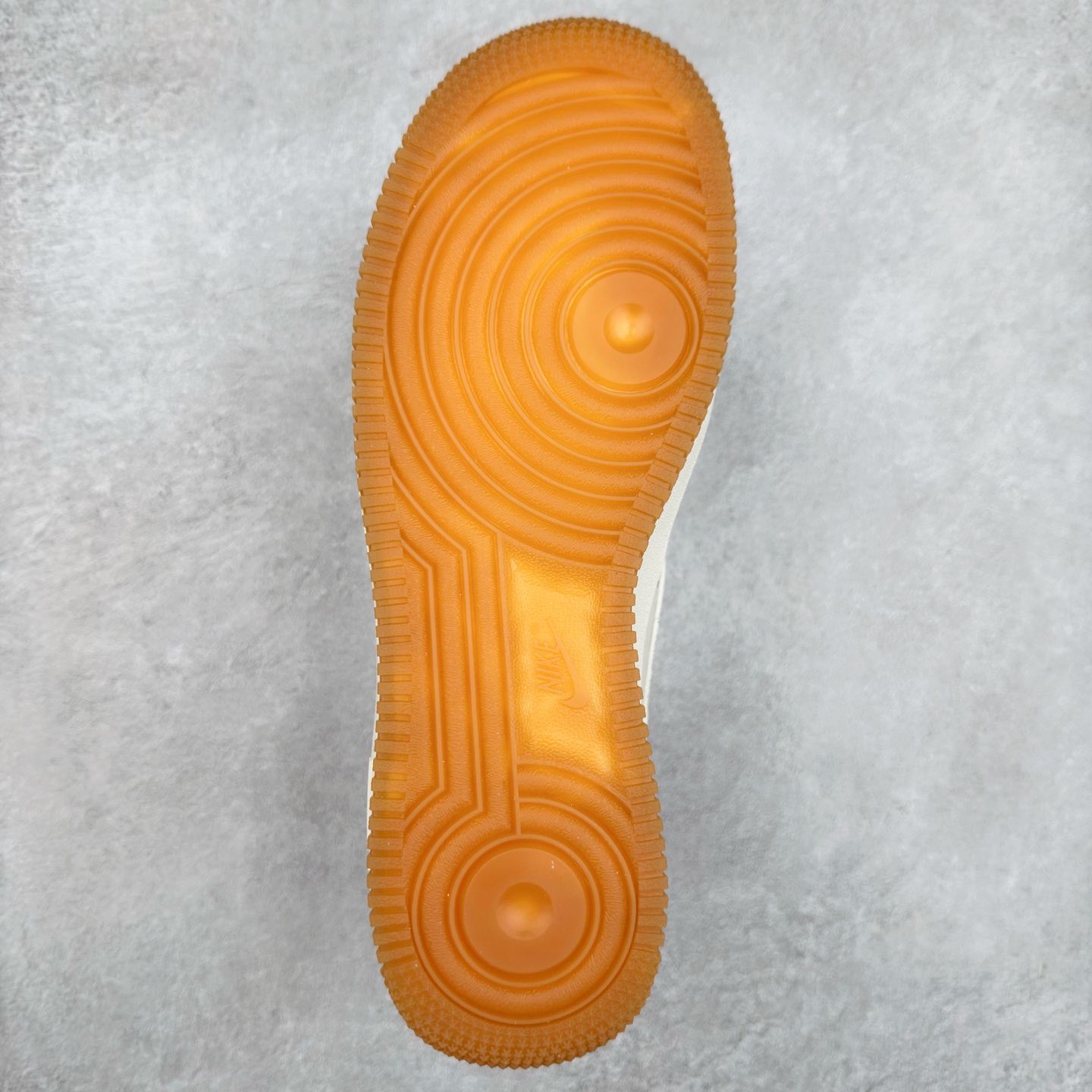 图片[9]-＃XT纯原 NK Air Force 1´07 Low 空军一号低帮百搭休闲运动板鞋 DZ2708-001 顶级批次 2022全新楦头鞋型 鱼鳞大底 历时开发三个月 清洁度完美 二维码鞋标 内置芯片及solo气垫 大底高度及其弧度依照正品 钢印 logo刺绣 鞋口弧度 鞋头长度 鞋面冲孔 鞋垫背胶及钢印 完美鞋型对比正品 每一处都是细节满满 柔软、弹性十足的缓震性能和出色的中底设计 横跨复古与现代的外型结合 造就出风靡全球 三十多年的Force 1 直到今天还深受青睐 实拍调校N版已经零色差零失真 百分百还原实物色彩所见即所得 不存在货不对板色差等低级问题 选购参考实物拍摄 不混卖不参货 只用心做好货严格选品 承诺混一赔十 尺码：36 36.5 37.5 38 38.5 39 40 40.5 41 42 42.5 43 44 44.5 45-选品中心