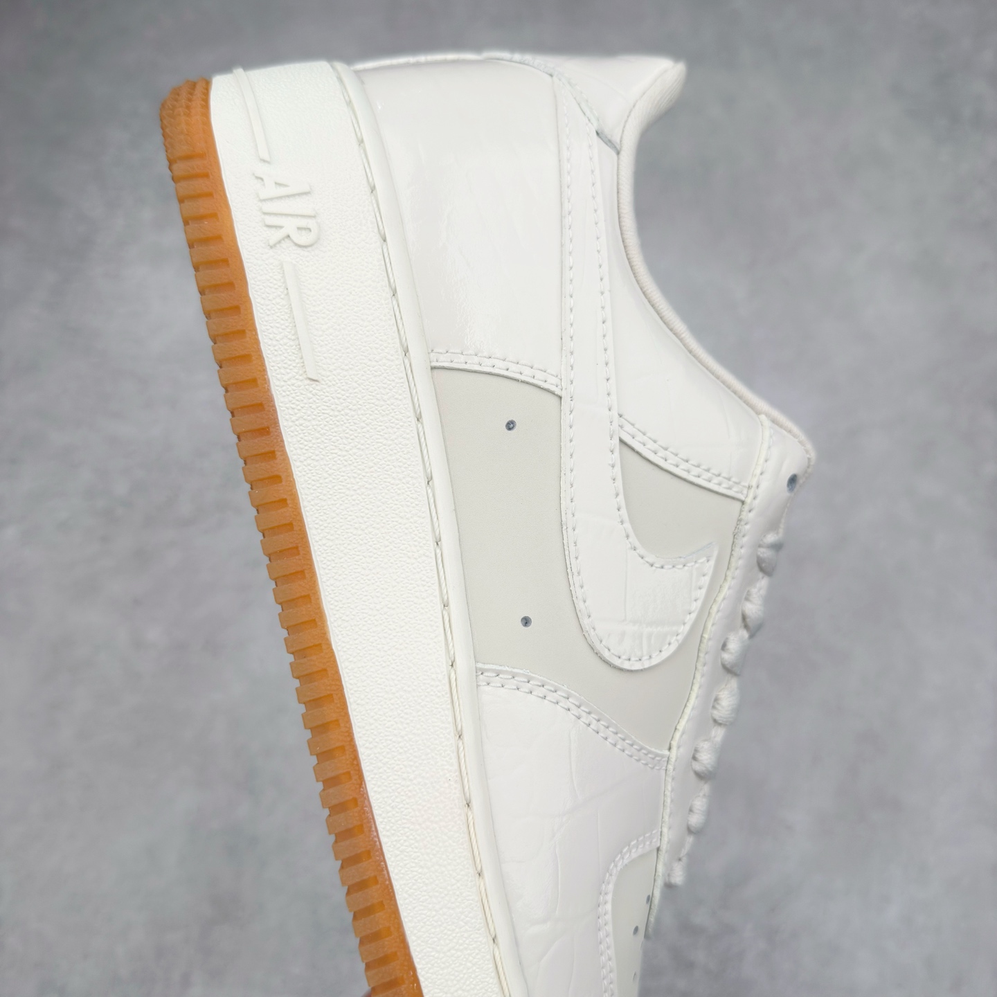 图片[6]-＃XT纯原 NK Air Force 1´07 Low 空军一号低帮百搭休闲运动板鞋 DZ2708-001 顶级批次 2022全新楦头鞋型 鱼鳞大底 历时开发三个月 清洁度完美 二维码鞋标 内置芯片及solo气垫 大底高度及其弧度依照正品 钢印 logo刺绣 鞋口弧度 鞋头长度 鞋面冲孔 鞋垫背胶及钢印 完美鞋型对比正品 每一处都是细节满满 柔软、弹性十足的缓震性能和出色的中底设计 横跨复古与现代的外型结合 造就出风靡全球 三十多年的Force 1 直到今天还深受青睐 实拍调校N版已经零色差零失真 百分百还原实物色彩所见即所得 不存在货不对板色差等低级问题 选购参考实物拍摄 不混卖不参货 只用心做好货严格选品 承诺混一赔十 尺码：36 36.5 37.5 38 38.5 39 40 40.5 41 42 42.5 43 44 44.5 45-选品中心