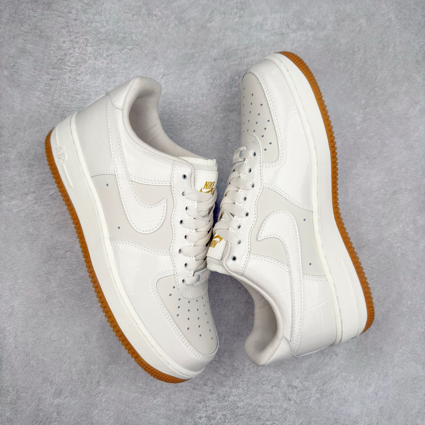 图片[3]-＃XT纯原 NK Air Force 1´07 Low 空军一号低帮百搭休闲运动板鞋 DZ2708-001 顶级批次 2022全新楦头鞋型 鱼鳞大底 历时开发三个月 清洁度完美 二维码鞋标 内置芯片及solo气垫 大底高度及其弧度依照正品 钢印 logo刺绣 鞋口弧度 鞋头长度 鞋面冲孔 鞋垫背胶及钢印 完美鞋型对比正品 每一处都是细节满满 柔软、弹性十足的缓震性能和出色的中底设计 横跨复古与现代的外型结合 造就出风靡全球 三十多年的Force 1 直到今天还深受青睐 实拍调校N版已经零色差零失真 百分百还原实物色彩所见即所得 不存在货不对板色差等低级问题 选购参考实物拍摄 不混卖不参货 只用心做好货严格选品 承诺混一赔十 尺码：36 36.5 37.5 38 38.5 39 40 40.5 41 42 42.5 43 44 44.5 45-选品中心