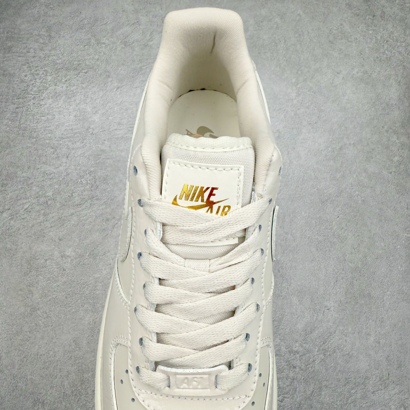 图片[5]-＃XT纯原 NK Air Force 1´07 Low 空军一号低帮百搭休闲运动板鞋 DZ2708-001 顶级批次 2022全新楦头鞋型 鱼鳞大底 历时开发三个月 清洁度完美 二维码鞋标 内置芯片及solo气垫 大底高度及其弧度依照正品 钢印 logo刺绣 鞋口弧度 鞋头长度 鞋面冲孔 鞋垫背胶及钢印 完美鞋型对比正品 每一处都是细节满满 柔软、弹性十足的缓震性能和出色的中底设计 横跨复古与现代的外型结合 造就出风靡全球 三十多年的Force 1 直到今天还深受青睐 实拍调校N版已经零色差零失真 百分百还原实物色彩所见即所得 不存在货不对板色差等低级问题 选购参考实物拍摄 不混卖不参货 只用心做好货严格选品 承诺混一赔十 尺码：36 36.5 37.5 38 38.5 39 40 40.5 41 42 42.5 43 44 44.5 45-选品中心