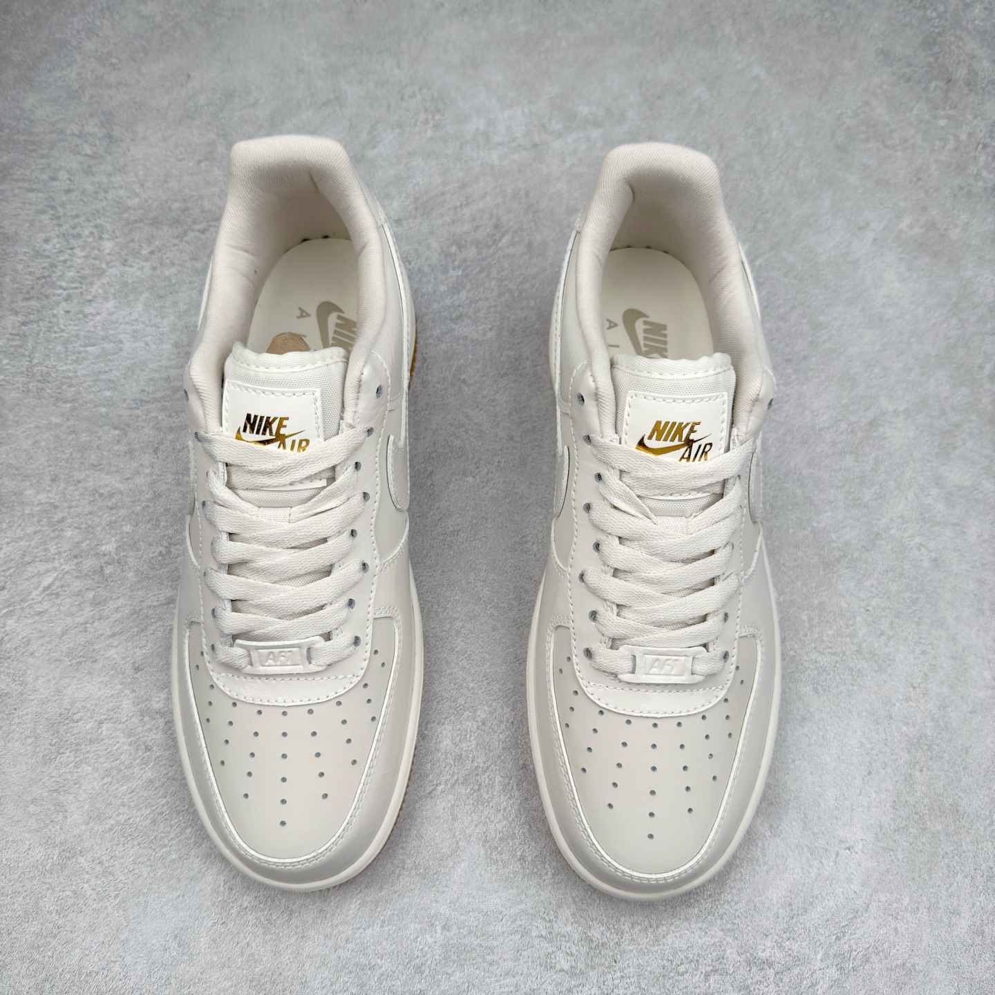 图片[2]-＃XT纯原 NK Air Force 1´07 Low 空军一号低帮百搭休闲运动板鞋 DZ2708-001 顶级批次 2022全新楦头鞋型 鱼鳞大底 历时开发三个月 清洁度完美 二维码鞋标 内置芯片及solo气垫 大底高度及其弧度依照正品 钢印 logo刺绣 鞋口弧度 鞋头长度 鞋面冲孔 鞋垫背胶及钢印 完美鞋型对比正品 每一处都是细节满满 柔软、弹性十足的缓震性能和出色的中底设计 横跨复古与现代的外型结合 造就出风靡全球 三十多年的Force 1 直到今天还深受青睐 实拍调校N版已经零色差零失真 百分百还原实物色彩所见即所得 不存在货不对板色差等低级问题 选购参考实物拍摄 不混卖不参货 只用心做好货严格选品 承诺混一赔十 尺码：36 36.5 37.5 38 38.5 39 40 40.5 41 42 42.5 43 44 44.5 45-选品中心