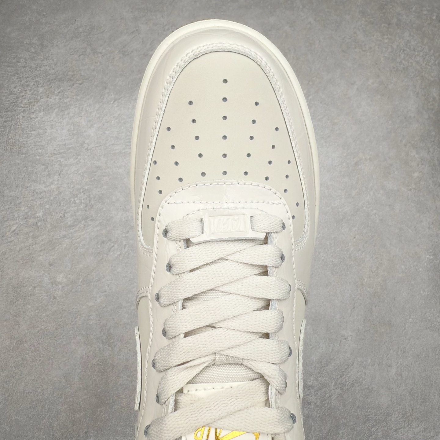 图片[4]-＃XT纯原 NK Air Force 1´07 Low 空军一号低帮百搭休闲运动板鞋 DZ2708-001 顶级批次 2022全新楦头鞋型 鱼鳞大底 历时开发三个月 清洁度完美 二维码鞋标 内置芯片及solo气垫 大底高度及其弧度依照正品 钢印 logo刺绣 鞋口弧度 鞋头长度 鞋面冲孔 鞋垫背胶及钢印 完美鞋型对比正品 每一处都是细节满满 柔软、弹性十足的缓震性能和出色的中底设计 横跨复古与现代的外型结合 造就出风靡全球 三十多年的Force 1 直到今天还深受青睐 实拍调校N版已经零色差零失真 百分百还原实物色彩所见即所得 不存在货不对板色差等低级问题 选购参考实物拍摄 不混卖不参货 只用心做好货严格选品 承诺混一赔十 尺码：36 36.5 37.5 38 38.5 39 40 40.5 41 42 42.5 43 44 44.5 45-选品中心