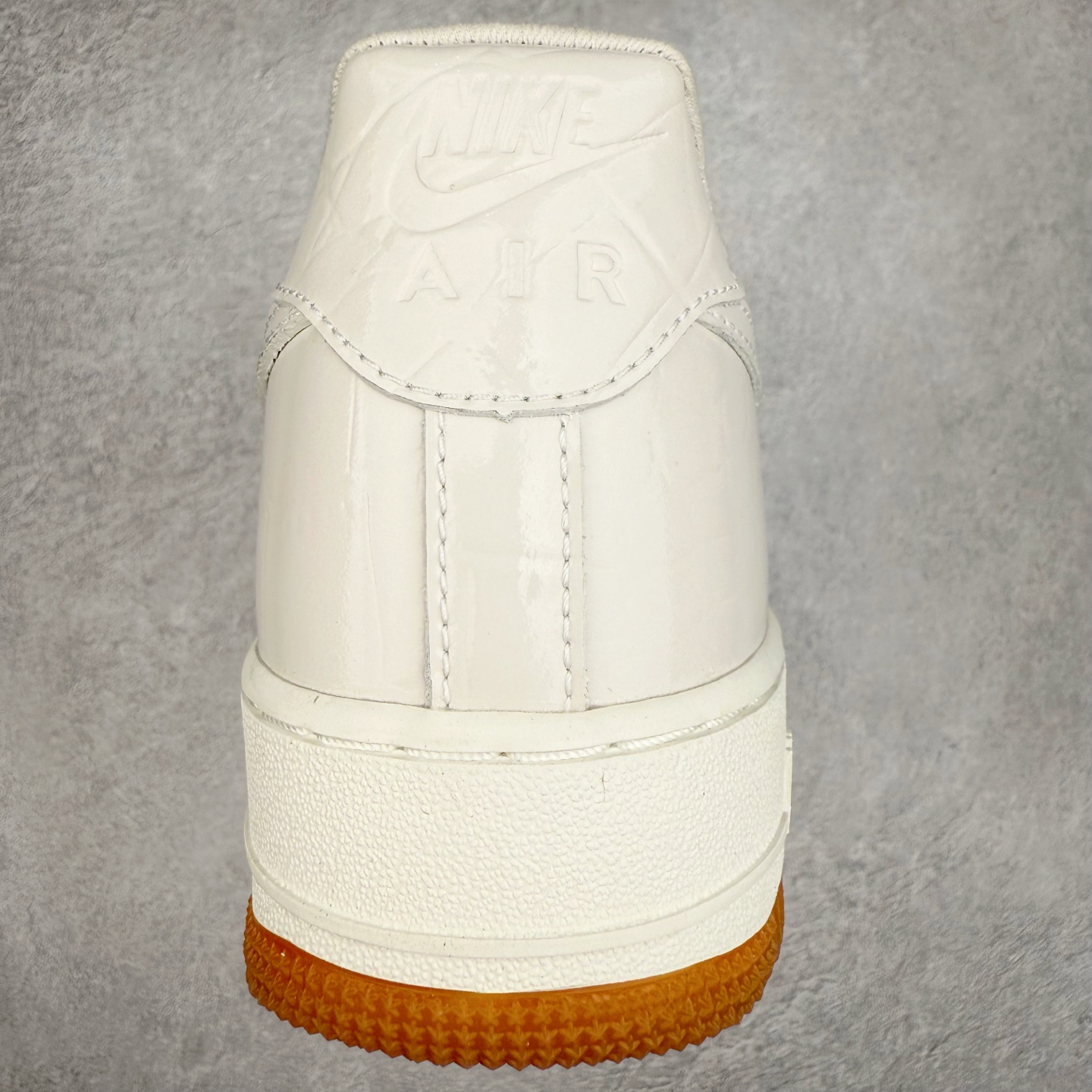 图片[8]-＃XT纯原 NK Air Force 1´07 Low 空军一号低帮百搭休闲运动板鞋 DZ2708-001 顶级批次 2022全新楦头鞋型 鱼鳞大底 历时开发三个月 清洁度完美 二维码鞋标 内置芯片及solo气垫 大底高度及其弧度依照正品 钢印 logo刺绣 鞋口弧度 鞋头长度 鞋面冲孔 鞋垫背胶及钢印 完美鞋型对比正品 每一处都是细节满满 柔软、弹性十足的缓震性能和出色的中底设计 横跨复古与现代的外型结合 造就出风靡全球 三十多年的Force 1 直到今天还深受青睐 实拍调校N版已经零色差零失真 百分百还原实物色彩所见即所得 不存在货不对板色差等低级问题 选购参考实物拍摄 不混卖不参货 只用心做好货严格选品 承诺混一赔十 尺码：36 36.5 37.5 38 38.5 39 40 40.5 41 42 42.5 43 44 44.5 45-选品中心