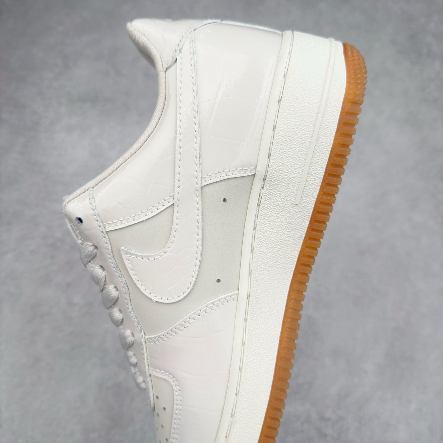 图片[7]-＃XT纯原 NK Air Force 1´07 Low 空军一号低帮百搭休闲运动板鞋 DZ2708-001 顶级批次 2022全新楦头鞋型 鱼鳞大底 历时开发三个月 清洁度完美 二维码鞋标 内置芯片及solo气垫 大底高度及其弧度依照正品 钢印 logo刺绣 鞋口弧度 鞋头长度 鞋面冲孔 鞋垫背胶及钢印 完美鞋型对比正品 每一处都是细节满满 柔软、弹性十足的缓震性能和出色的中底设计 横跨复古与现代的外型结合 造就出风靡全球 三十多年的Force 1 直到今天还深受青睐 实拍调校N版已经零色差零失真 百分百还原实物色彩所见即所得 不存在货不对板色差等低级问题 选购参考实物拍摄 不混卖不参货 只用心做好货严格选品 承诺混一赔十 尺码：36 36.5 37.5 38 38.5 39 40 40.5 41 42 42.5 43 44 44.5 45-选品中心