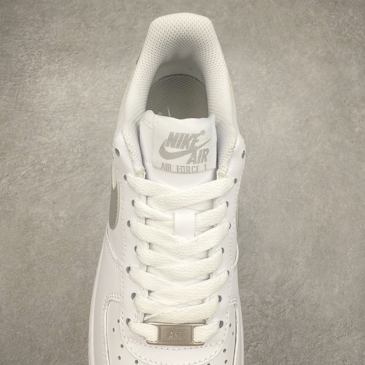 图片[5]-＃XT纯原 NK Air Force 1´07 Low 空军一号低帮百搭休闲运动板鞋 FJ4146-100 顶级批次 2022全新楦头鞋型 鱼鳞大底 历时开发三个月 清洁度完美 二维码鞋标 内置芯片及solo气垫 大底高度及其弧度依照正品 钢印 logo刺绣 鞋口弧度 鞋头长度 鞋面冲孔 鞋垫背胶及钢印 完美鞋型对比正品 每一处都是细节满满 柔软、弹性十足的缓震性能和出色的中底设计 横跨复古与现代的外型结合 造就出风靡全球 三十多年的Force 1 直到今天还深受青睐 实拍调校N版已经零色差零失真 百分百还原实物色彩所见即所得 不存在货不对板色差等低级问题 选购参考实物拍摄 不混卖不参货 只用心做好货严格选品 承诺混一赔十 尺码：36 36.5 37.5 38 38.5 39 40 40.5 41 42 42.5 43 44 44.5 45-选品中心