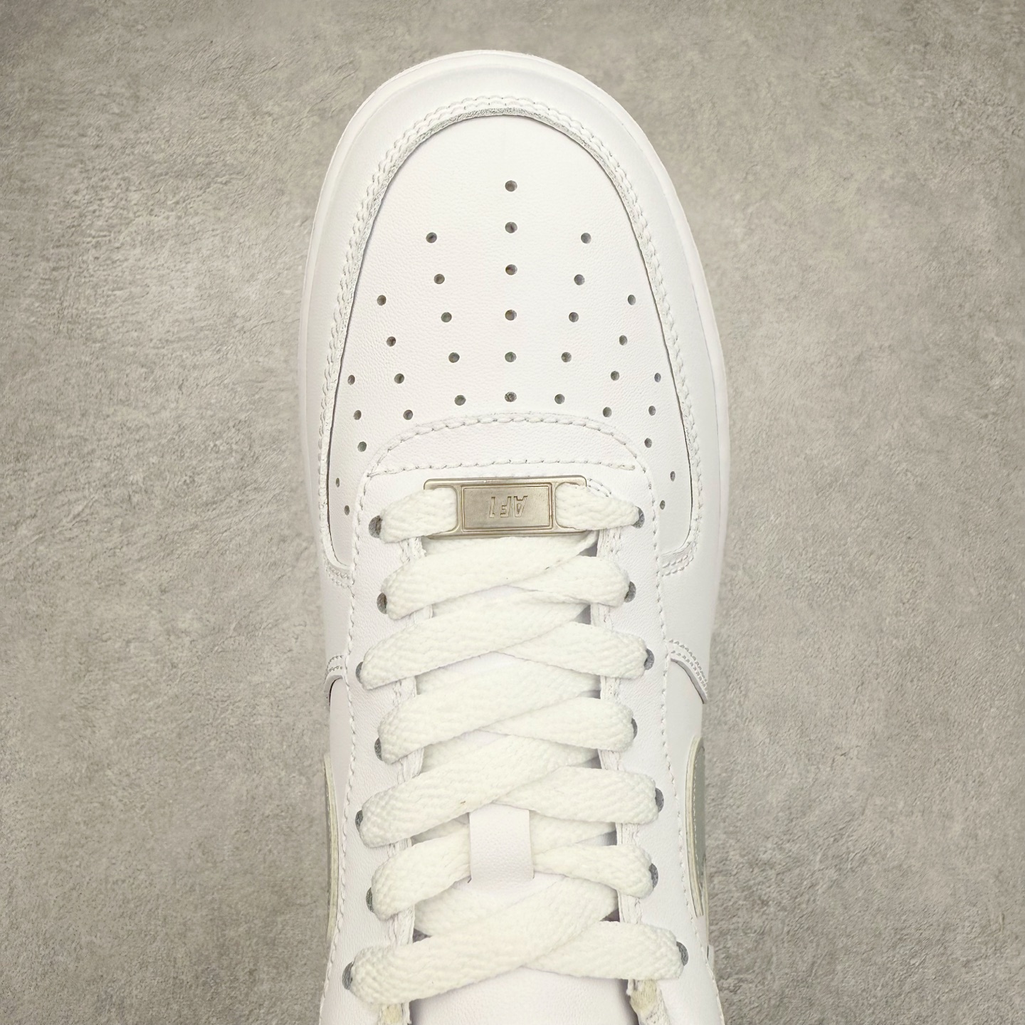 图片[4]-＃XT纯原 NK Air Force 1´07 Low 空军一号低帮百搭休闲运动板鞋 FJ4146-100 顶级批次 2022全新楦头鞋型 鱼鳞大底 历时开发三个月 清洁度完美 二维码鞋标 内置芯片及solo气垫 大底高度及其弧度依照正品 钢印 logo刺绣 鞋口弧度 鞋头长度 鞋面冲孔 鞋垫背胶及钢印 完美鞋型对比正品 每一处都是细节满满 柔软、弹性十足的缓震性能和出色的中底设计 横跨复古与现代的外型结合 造就出风靡全球 三十多年的Force 1 直到今天还深受青睐 实拍调校N版已经零色差零失真 百分百还原实物色彩所见即所得 不存在货不对板色差等低级问题 选购参考实物拍摄 不混卖不参货 只用心做好货严格选品 承诺混一赔十 尺码：36 36.5 37.5 38 38.5 39 40 40.5 41 42 42.5 43 44 44.5 45-选品中心