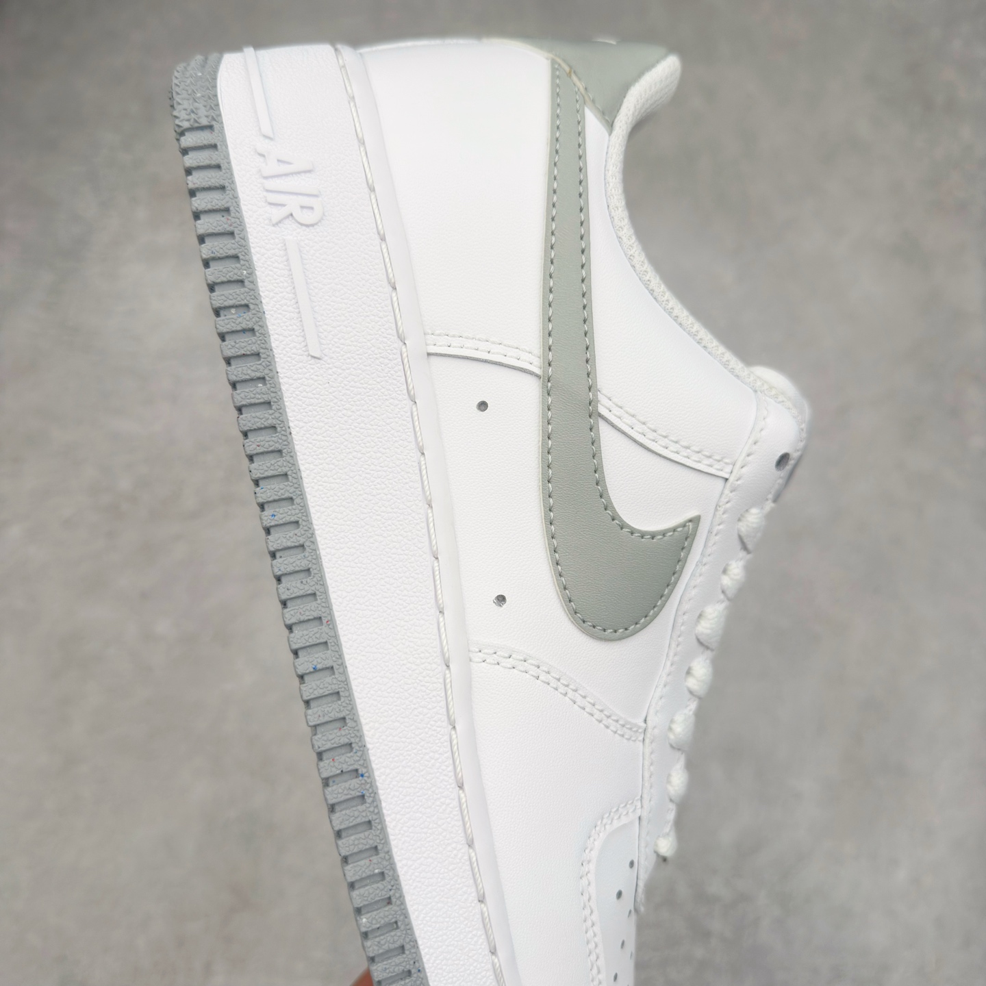 图片[6]-＃XT纯原 NK Air Force 1´07 Low 空军一号低帮百搭休闲运动板鞋 FJ4146-100 顶级批次 2022全新楦头鞋型 鱼鳞大底 历时开发三个月 清洁度完美 二维码鞋标 内置芯片及solo气垫 大底高度及其弧度依照正品 钢印 logo刺绣 鞋口弧度 鞋头长度 鞋面冲孔 鞋垫背胶及钢印 完美鞋型对比正品 每一处都是细节满满 柔软、弹性十足的缓震性能和出色的中底设计 横跨复古与现代的外型结合 造就出风靡全球 三十多年的Force 1 直到今天还深受青睐 实拍调校N版已经零色差零失真 百分百还原实物色彩所见即所得 不存在货不对板色差等低级问题 选购参考实物拍摄 不混卖不参货 只用心做好货严格选品 承诺混一赔十 尺码：36 36.5 37.5 38 38.5 39 40 40.5 41 42 42.5 43 44 44.5 45-选品中心