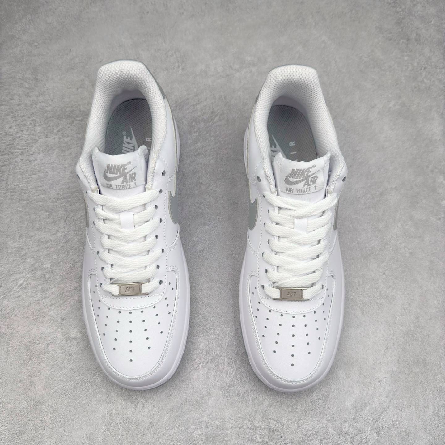 图片[2]-＃XT纯原 NK Air Force 1´07 Low 空军一号低帮百搭休闲运动板鞋 FJ4146-100 顶级批次 2022全新楦头鞋型 鱼鳞大底 历时开发三个月 清洁度完美 二维码鞋标 内置芯片及solo气垫 大底高度及其弧度依照正品 钢印 logo刺绣 鞋口弧度 鞋头长度 鞋面冲孔 鞋垫背胶及钢印 完美鞋型对比正品 每一处都是细节满满 柔软、弹性十足的缓震性能和出色的中底设计 横跨复古与现代的外型结合 造就出风靡全球 三十多年的Force 1 直到今天还深受青睐 实拍调校N版已经零色差零失真 百分百还原实物色彩所见即所得 不存在货不对板色差等低级问题 选购参考实物拍摄 不混卖不参货 只用心做好货严格选品 承诺混一赔十 尺码：36 36.5 37.5 38 38.5 39 40 40.5 41 42 42.5 43 44 44.5 45-选品中心