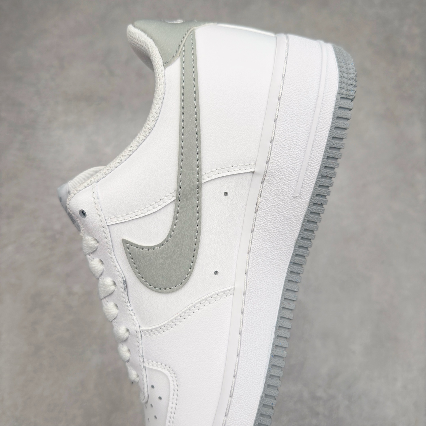 图片[7]-＃XT纯原 NK Air Force 1´07 Low 空军一号低帮百搭休闲运动板鞋 FJ4146-100 顶级批次 2022全新楦头鞋型 鱼鳞大底 历时开发三个月 清洁度完美 二维码鞋标 内置芯片及solo气垫 大底高度及其弧度依照正品 钢印 logo刺绣 鞋口弧度 鞋头长度 鞋面冲孔 鞋垫背胶及钢印 完美鞋型对比正品 每一处都是细节满满 柔软、弹性十足的缓震性能和出色的中底设计 横跨复古与现代的外型结合 造就出风靡全球 三十多年的Force 1 直到今天还深受青睐 实拍调校N版已经零色差零失真 百分百还原实物色彩所见即所得 不存在货不对板色差等低级问题 选购参考实物拍摄 不混卖不参货 只用心做好货严格选品 承诺混一赔十 尺码：36 36.5 37.5 38 38.5 39 40 40.5 41 42 42.5 43 44 44.5 45-选品中心