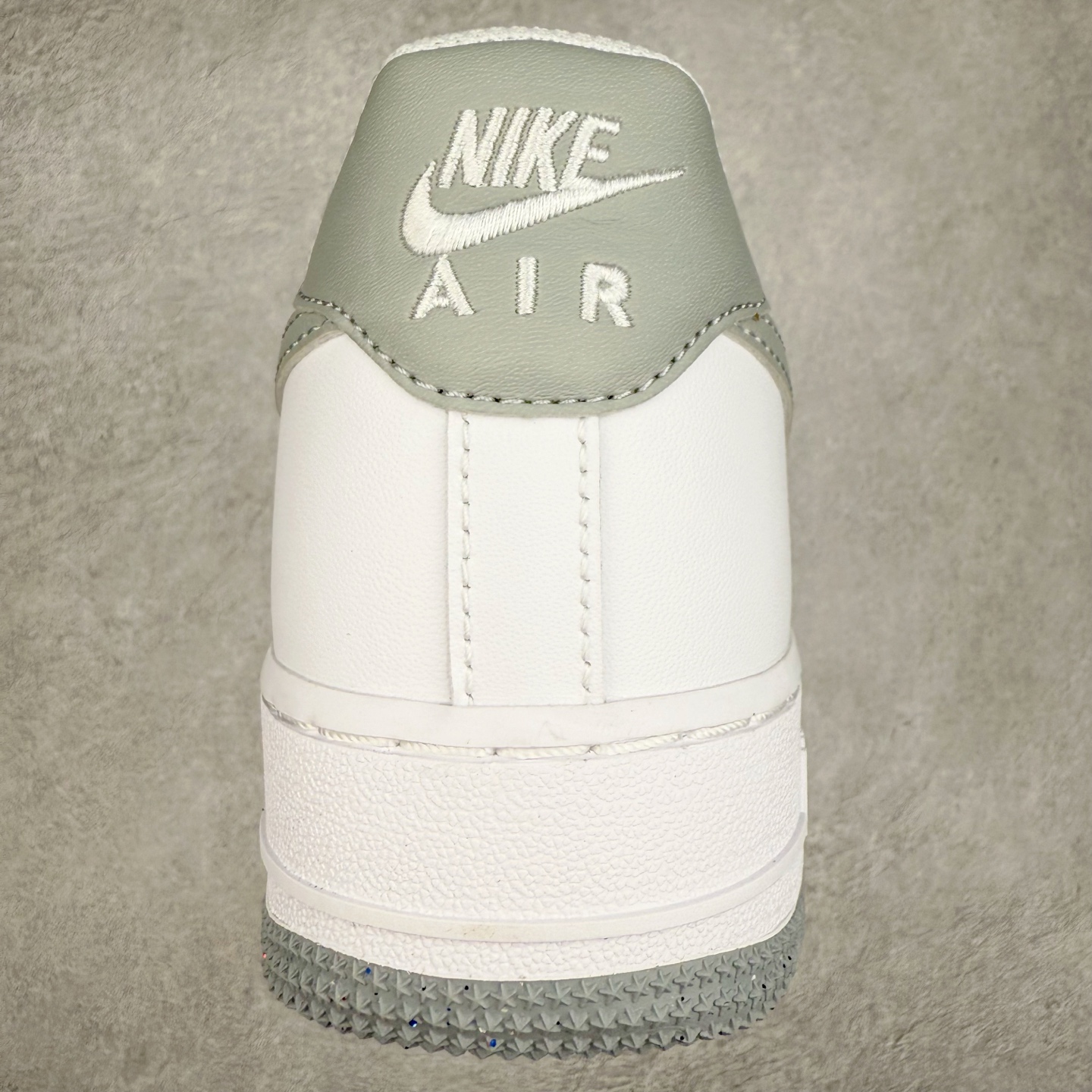 图片[8]-＃XT纯原 NK Air Force 1´07 Low 空军一号低帮百搭休闲运动板鞋 FJ4146-100 顶级批次 2022全新楦头鞋型 鱼鳞大底 历时开发三个月 清洁度完美 二维码鞋标 内置芯片及solo气垫 大底高度及其弧度依照正品 钢印 logo刺绣 鞋口弧度 鞋头长度 鞋面冲孔 鞋垫背胶及钢印 完美鞋型对比正品 每一处都是细节满满 柔软、弹性十足的缓震性能和出色的中底设计 横跨复古与现代的外型结合 造就出风靡全球 三十多年的Force 1 直到今天还深受青睐 实拍调校N版已经零色差零失真 百分百还原实物色彩所见即所得 不存在货不对板色差等低级问题 选购参考实物拍摄 不混卖不参货 只用心做好货严格选品 承诺混一赔十 尺码：36 36.5 37.5 38 38.5 39 40 40.5 41 42 42.5 43 44 44.5 45-选品中心