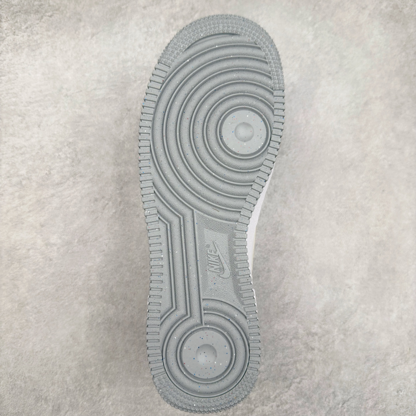 图片[9]-＃XT纯原 NK Air Force 1´07 Low 空军一号低帮百搭休闲运动板鞋 FJ4146-100 顶级批次 2022全新楦头鞋型 鱼鳞大底 历时开发三个月 清洁度完美 二维码鞋标 内置芯片及solo气垫 大底高度及其弧度依照正品 钢印 logo刺绣 鞋口弧度 鞋头长度 鞋面冲孔 鞋垫背胶及钢印 完美鞋型对比正品 每一处都是细节满满 柔软、弹性十足的缓震性能和出色的中底设计 横跨复古与现代的外型结合 造就出风靡全球 三十多年的Force 1 直到今天还深受青睐 实拍调校N版已经零色差零失真 百分百还原实物色彩所见即所得 不存在货不对板色差等低级问题 选购参考实物拍摄 不混卖不参货 只用心做好货严格选品 承诺混一赔十 尺码：36 36.5 37.5 38 38.5 39 40 40.5 41 42 42.5 43 44 44.5 45-选品中心