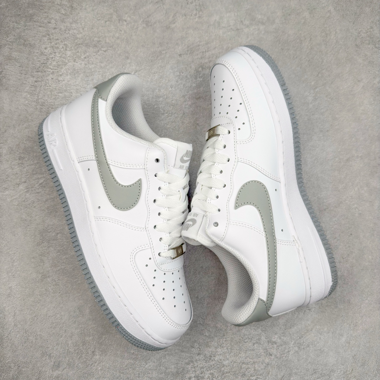 图片[3]-＃XT纯原 NK Air Force 1´07 Low 空军一号低帮百搭休闲运动板鞋 FJ4146-100 顶级批次 2022全新楦头鞋型 鱼鳞大底 历时开发三个月 清洁度完美 二维码鞋标 内置芯片及solo气垫 大底高度及其弧度依照正品 钢印 logo刺绣 鞋口弧度 鞋头长度 鞋面冲孔 鞋垫背胶及钢印 完美鞋型对比正品 每一处都是细节满满 柔软、弹性十足的缓震性能和出色的中底设计 横跨复古与现代的外型结合 造就出风靡全球 三十多年的Force 1 直到今天还深受青睐 实拍调校N版已经零色差零失真 百分百还原实物色彩所见即所得 不存在货不对板色差等低级问题 选购参考实物拍摄 不混卖不参货 只用心做好货严格选品 承诺混一赔十 尺码：36 36.5 37.5 38 38.5 39 40 40.5 41 42 42.5 43 44 44.5 45-选品中心