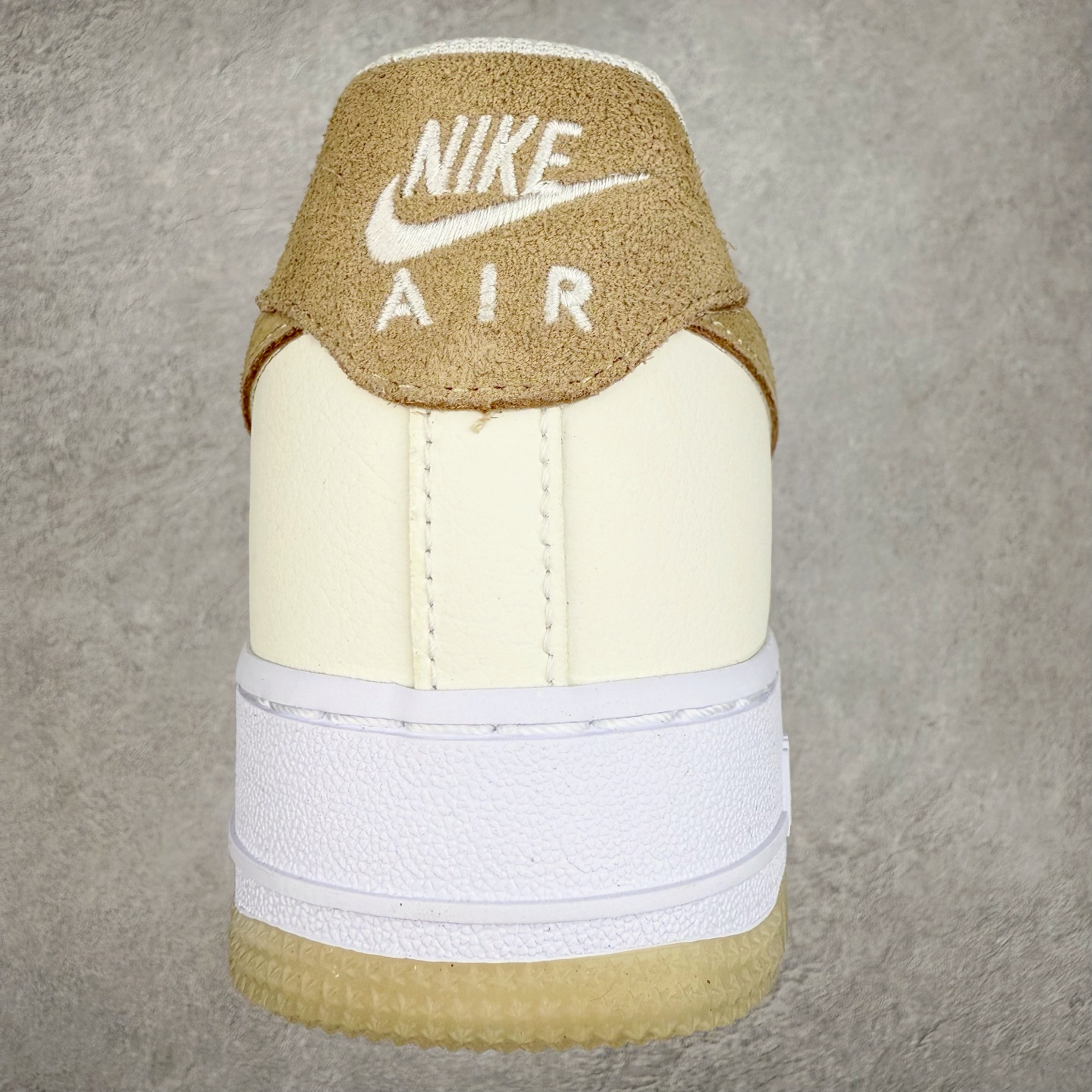 图片[8]-＃XT纯原 NK Air Force 1´07 Low 空军一号低帮百搭休闲运动板鞋 FN5832-101 顶级批次 2022全新楦头鞋型 鱼鳞大底 历时开发三个月 清洁度完美 二维码鞋标 内置芯片及solo气垫 大底高度及其弧度依照正品 钢印 logo刺绣 鞋口弧度 鞋头长度 鞋面冲孔 鞋垫背胶及钢印 完美鞋型对比正品 每一处都是细节满满 柔软、弹性十足的缓震性能和出色的中底设计 横跨复古与现代的外型结合 造就出风靡全球 三十多年的Force 1 直到今天还深受青睐 实拍调校N版已经零色差零失真 百分百还原实物色彩所见即所得 不存在货不对板色差等低级问题 选购参考实物拍摄 不混卖不参货 只用心做好货严格选品 承诺混一赔十 尺码：36 36.5 37.5 38 38.5 39 40 40.5 41 42 42.5 43 44 44.5 45-选品中心