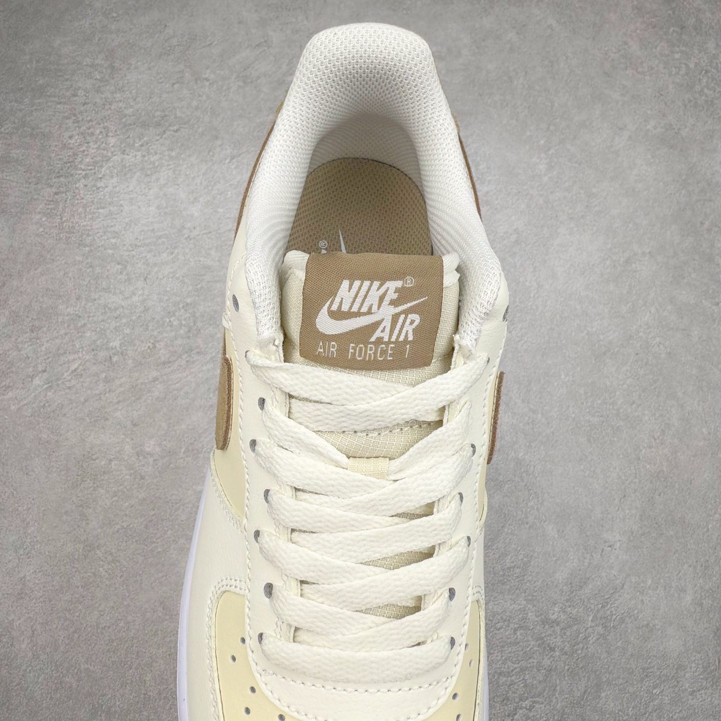 图片[5]-＃XT纯原 NK Air Force 1´07 Low 空军一号低帮百搭休闲运动板鞋 FN5832-101 顶级批次 2022全新楦头鞋型 鱼鳞大底 历时开发三个月 清洁度完美 二维码鞋标 内置芯片及solo气垫 大底高度及其弧度依照正品 钢印 logo刺绣 鞋口弧度 鞋头长度 鞋面冲孔 鞋垫背胶及钢印 完美鞋型对比正品 每一处都是细节满满 柔软、弹性十足的缓震性能和出色的中底设计 横跨复古与现代的外型结合 造就出风靡全球 三十多年的Force 1 直到今天还深受青睐 实拍调校N版已经零色差零失真 百分百还原实物色彩所见即所得 不存在货不对板色差等低级问题 选购参考实物拍摄 不混卖不参货 只用心做好货严格选品 承诺混一赔十 尺码：36 36.5 37.5 38 38.5 39 40 40.5 41 42 42.5 43 44 44.5 45-选品中心