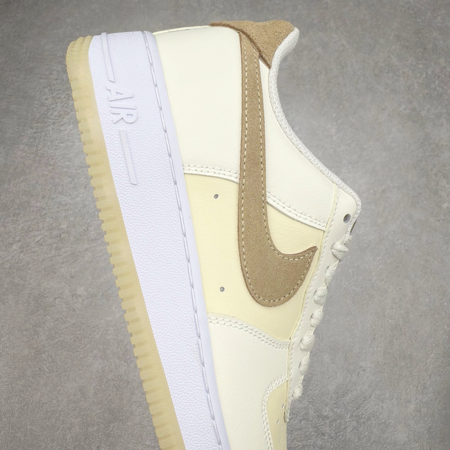 图片[6]-＃XT纯原 NK Air Force 1´07 Low 空军一号低帮百搭休闲运动板鞋 FN5832-101 顶级批次 2022全新楦头鞋型 鱼鳞大底 历时开发三个月 清洁度完美 二维码鞋标 内置芯片及solo气垫 大底高度及其弧度依照正品 钢印 logo刺绣 鞋口弧度 鞋头长度 鞋面冲孔 鞋垫背胶及钢印 完美鞋型对比正品 每一处都是细节满满 柔软、弹性十足的缓震性能和出色的中底设计 横跨复古与现代的外型结合 造就出风靡全球 三十多年的Force 1 直到今天还深受青睐 实拍调校N版已经零色差零失真 百分百还原实物色彩所见即所得 不存在货不对板色差等低级问题 选购参考实物拍摄 不混卖不参货 只用心做好货严格选品 承诺混一赔十 尺码：36 36.5 37.5 38 38.5 39 40 40.5 41 42 42.5 43 44 44.5 45-选品中心