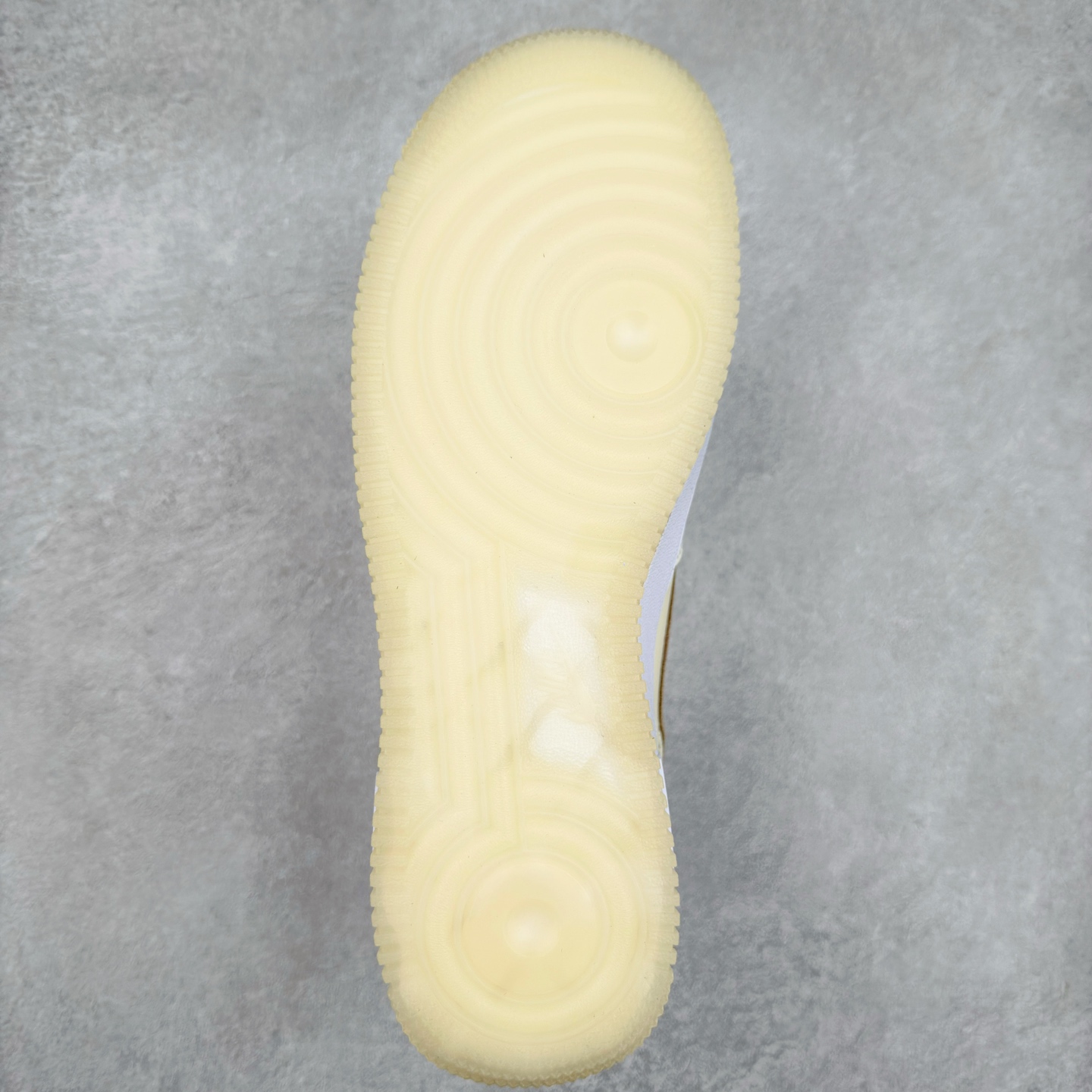 图片[9]-＃XT纯原 NK Air Force 1´07 Low 空军一号低帮百搭休闲运动板鞋 FN5832-101 顶级批次 2022全新楦头鞋型 鱼鳞大底 历时开发三个月 清洁度完美 二维码鞋标 内置芯片及solo气垫 大底高度及其弧度依照正品 钢印 logo刺绣 鞋口弧度 鞋头长度 鞋面冲孔 鞋垫背胶及钢印 完美鞋型对比正品 每一处都是细节满满 柔软、弹性十足的缓震性能和出色的中底设计 横跨复古与现代的外型结合 造就出风靡全球 三十多年的Force 1 直到今天还深受青睐 实拍调校N版已经零色差零失真 百分百还原实物色彩所见即所得 不存在货不对板色差等低级问题 选购参考实物拍摄 不混卖不参货 只用心做好货严格选品 承诺混一赔十 尺码：36 36.5 37.5 38 38.5 39 40 40.5 41 42 42.5 43 44 44.5 45-选品中心