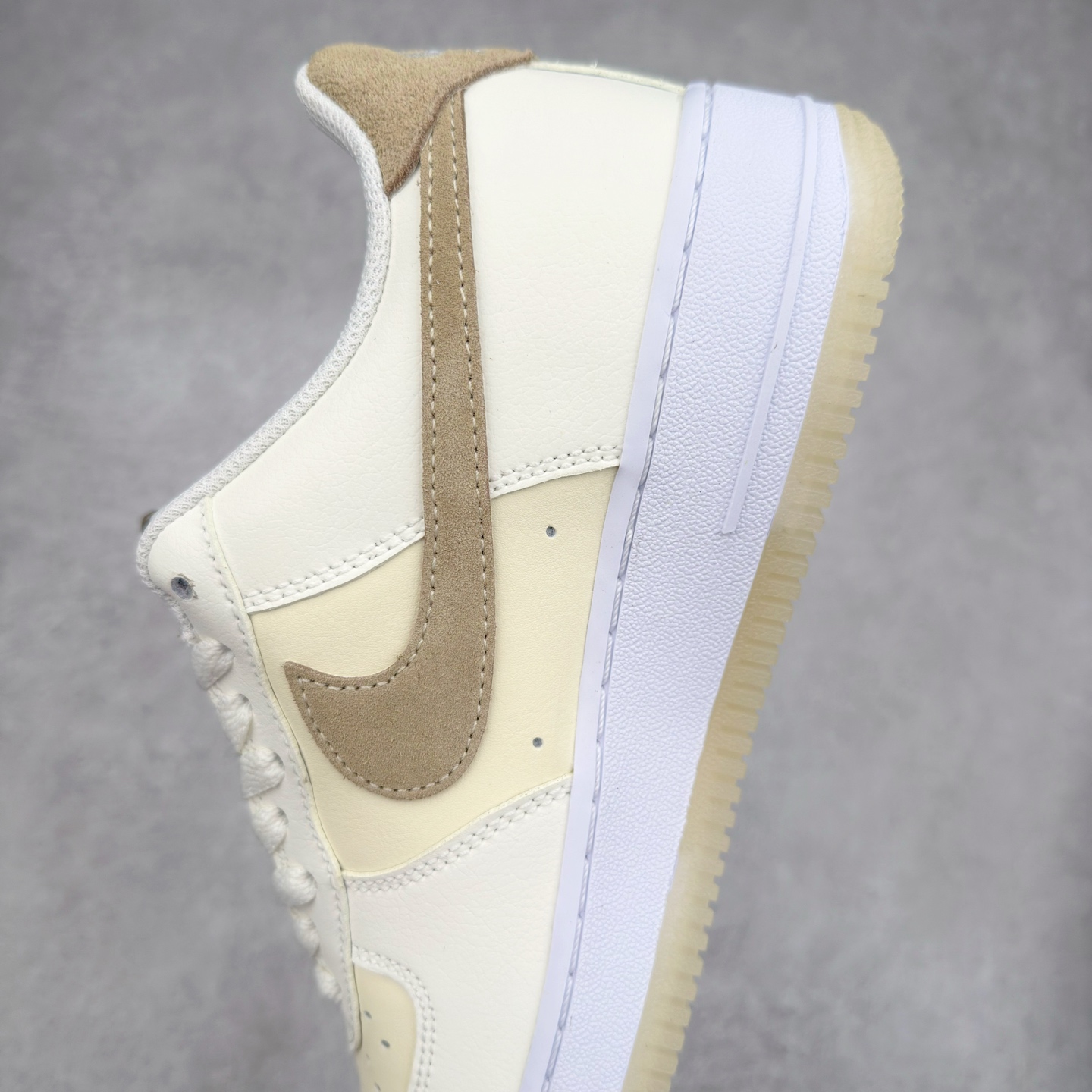 图片[7]-＃XT纯原 NK Air Force 1´07 Low 空军一号低帮百搭休闲运动板鞋 FN5832-101 顶级批次 2022全新楦头鞋型 鱼鳞大底 历时开发三个月 清洁度完美 二维码鞋标 内置芯片及solo气垫 大底高度及其弧度依照正品 钢印 logo刺绣 鞋口弧度 鞋头长度 鞋面冲孔 鞋垫背胶及钢印 完美鞋型对比正品 每一处都是细节满满 柔软、弹性十足的缓震性能和出色的中底设计 横跨复古与现代的外型结合 造就出风靡全球 三十多年的Force 1 直到今天还深受青睐 实拍调校N版已经零色差零失真 百分百还原实物色彩所见即所得 不存在货不对板色差等低级问题 选购参考实物拍摄 不混卖不参货 只用心做好货严格选品 承诺混一赔十 尺码：36 36.5 37.5 38 38.5 39 40 40.5 41 42 42.5 43 44 44.5 45-选品中心