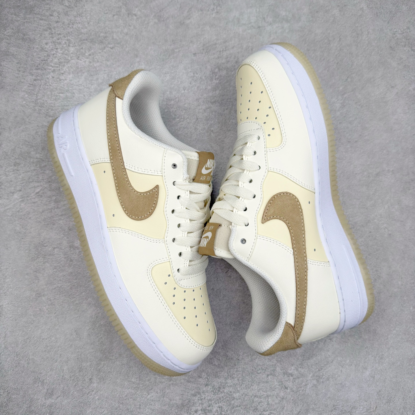 图片[3]-＃XT纯原 NK Air Force 1´07 Low 空军一号低帮百搭休闲运动板鞋 FN5832-101 顶级批次 2022全新楦头鞋型 鱼鳞大底 历时开发三个月 清洁度完美 二维码鞋标 内置芯片及solo气垫 大底高度及其弧度依照正品 钢印 logo刺绣 鞋口弧度 鞋头长度 鞋面冲孔 鞋垫背胶及钢印 完美鞋型对比正品 每一处都是细节满满 柔软、弹性十足的缓震性能和出色的中底设计 横跨复古与现代的外型结合 造就出风靡全球 三十多年的Force 1 直到今天还深受青睐 实拍调校N版已经零色差零失真 百分百还原实物色彩所见即所得 不存在货不对板色差等低级问题 选购参考实物拍摄 不混卖不参货 只用心做好货严格选品 承诺混一赔十 尺码：36 36.5 37.5 38 38.5 39 40 40.5 41 42 42.5 43 44 44.5 45-选品中心