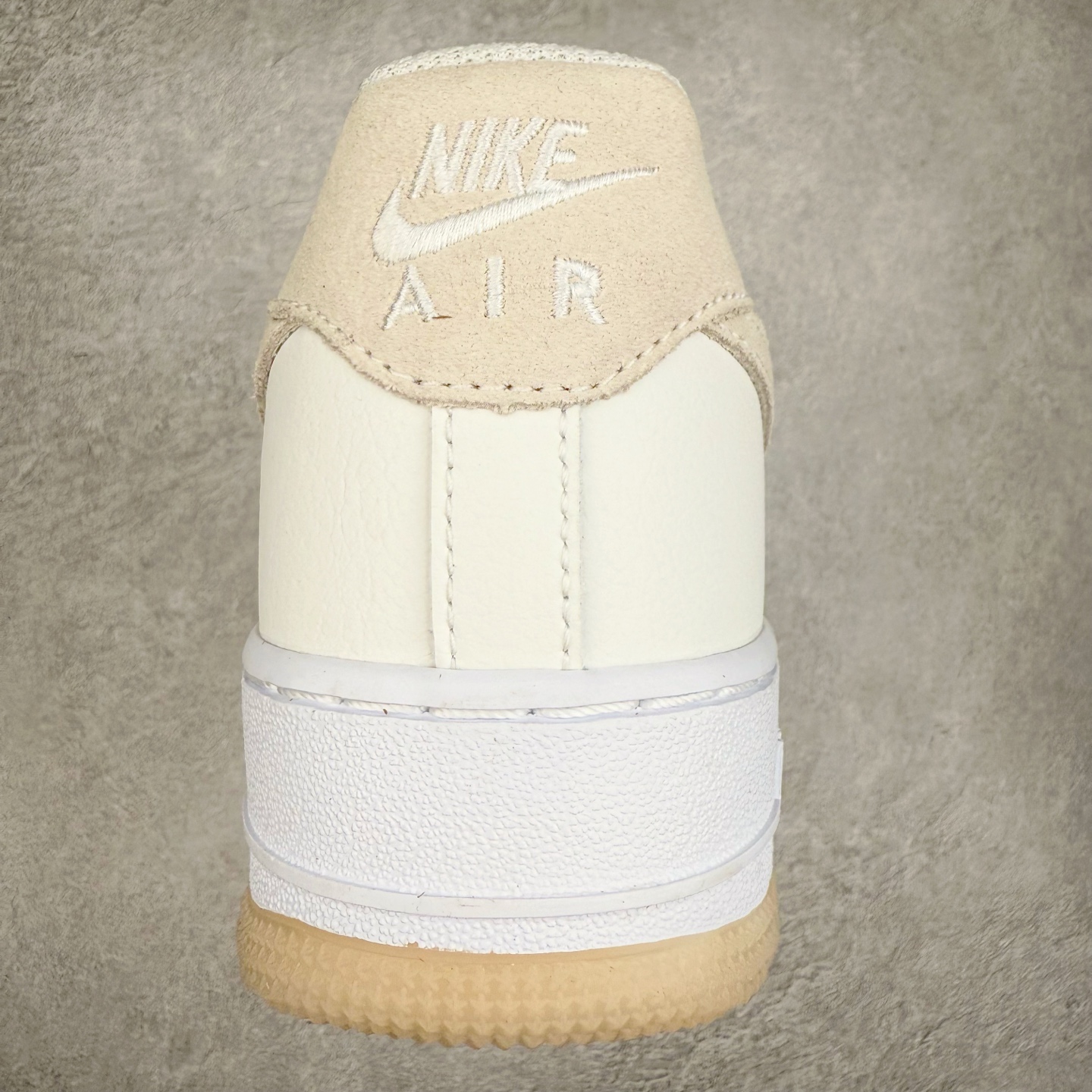 图片[8]-＃XT纯原 NK Air Force 1´07 Low 空军一号低帮百搭休闲运动板鞋 FN5832-100 顶级批次 2022全新楦头鞋型 鱼鳞大底 历时开发三个月 清洁度完美 二维码鞋标 内置芯片及solo气垫 大底高度及其弧度依照正品 钢印 logo刺绣 鞋口弧度 鞋头长度 鞋面冲孔 鞋垫背胶及钢印 完美鞋型对比正品 每一处都是细节满满 柔软、弹性十足的缓震性能和出色的中底设计 横跨复古与现代的外型结合 造就出风靡全球 三十多年的Force 1 直到今天还深受青睐 实拍调校N版已经零色差零失真 百分百还原实物色彩所见即所得 不存在货不对板色差等低级问题 选购参考实物拍摄 不混卖不参货 只用心做好货严格选品 承诺混一赔十 尺码：36 36.5 37.5 38 38.5 39 40 40.5 41 42 42.5 43 44 44.5 45-选品中心