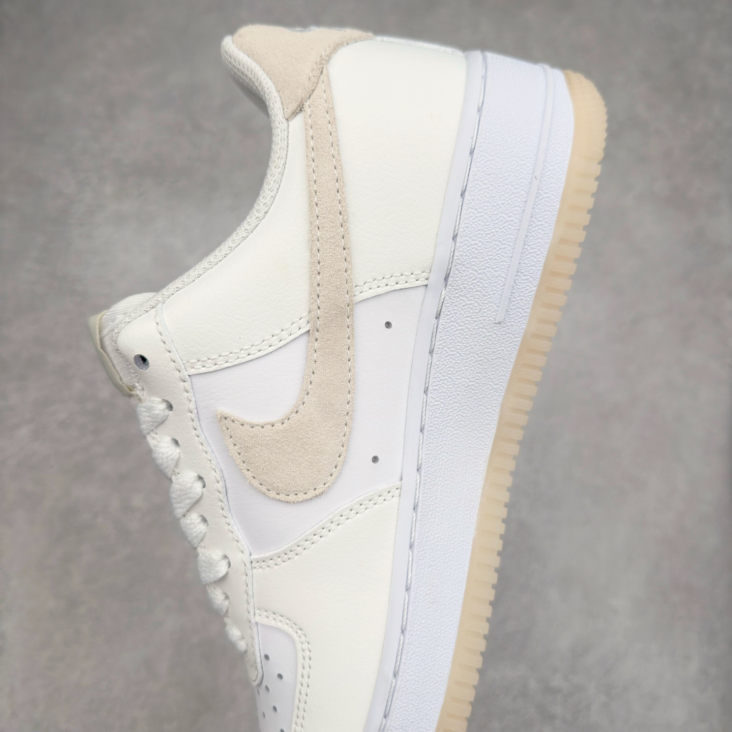 图片[7]-＃XT纯原 NK Air Force 1´07 Low 空军一号低帮百搭休闲运动板鞋 FN5832-100 顶级批次 2022全新楦头鞋型 鱼鳞大底 历时开发三个月 清洁度完美 二维码鞋标 内置芯片及solo气垫 大底高度及其弧度依照正品 钢印 logo刺绣 鞋口弧度 鞋头长度 鞋面冲孔 鞋垫背胶及钢印 完美鞋型对比正品 每一处都是细节满满 柔软、弹性十足的缓震性能和出色的中底设计 横跨复古与现代的外型结合 造就出风靡全球 三十多年的Force 1 直到今天还深受青睐 实拍调校N版已经零色差零失真 百分百还原实物色彩所见即所得 不存在货不对板色差等低级问题 选购参考实物拍摄 不混卖不参货 只用心做好货严格选品 承诺混一赔十 尺码：36 36.5 37.5 38 38.5 39 40 40.5 41 42 42.5 43 44 44.5 45-选品中心