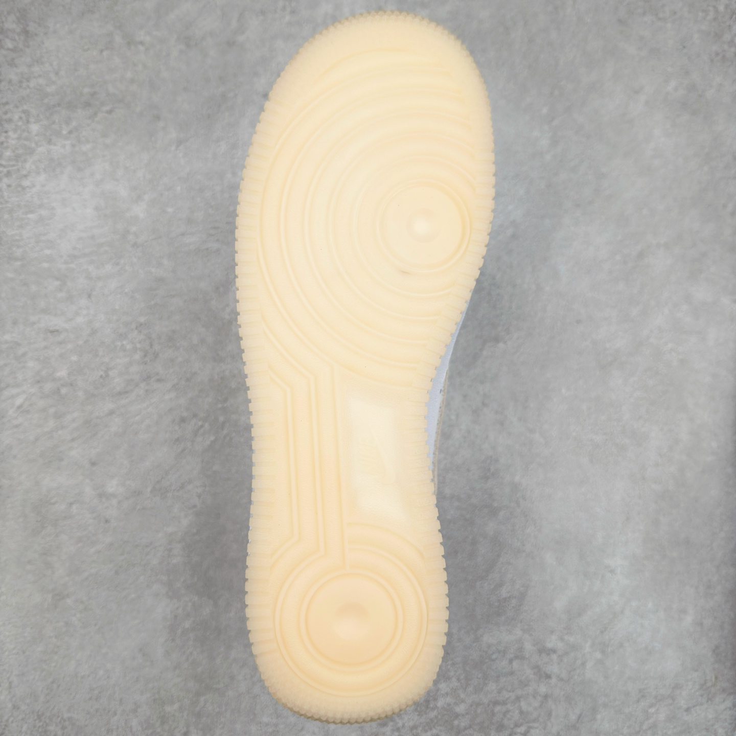 图片[9]-＃XT纯原 NK Air Force 1´07 Low 空军一号低帮百搭休闲运动板鞋 FN5832-100 顶级批次 2022全新楦头鞋型 鱼鳞大底 历时开发三个月 清洁度完美 二维码鞋标 内置芯片及solo气垫 大底高度及其弧度依照正品 钢印 logo刺绣 鞋口弧度 鞋头长度 鞋面冲孔 鞋垫背胶及钢印 完美鞋型对比正品 每一处都是细节满满 柔软、弹性十足的缓震性能和出色的中底设计 横跨复古与现代的外型结合 造就出风靡全球 三十多年的Force 1 直到今天还深受青睐 实拍调校N版已经零色差零失真 百分百还原实物色彩所见即所得 不存在货不对板色差等低级问题 选购参考实物拍摄 不混卖不参货 只用心做好货严格选品 承诺混一赔十 尺码：36 36.5 37.5 38 38.5 39 40 40.5 41 42 42.5 43 44 44.5 45-选品中心