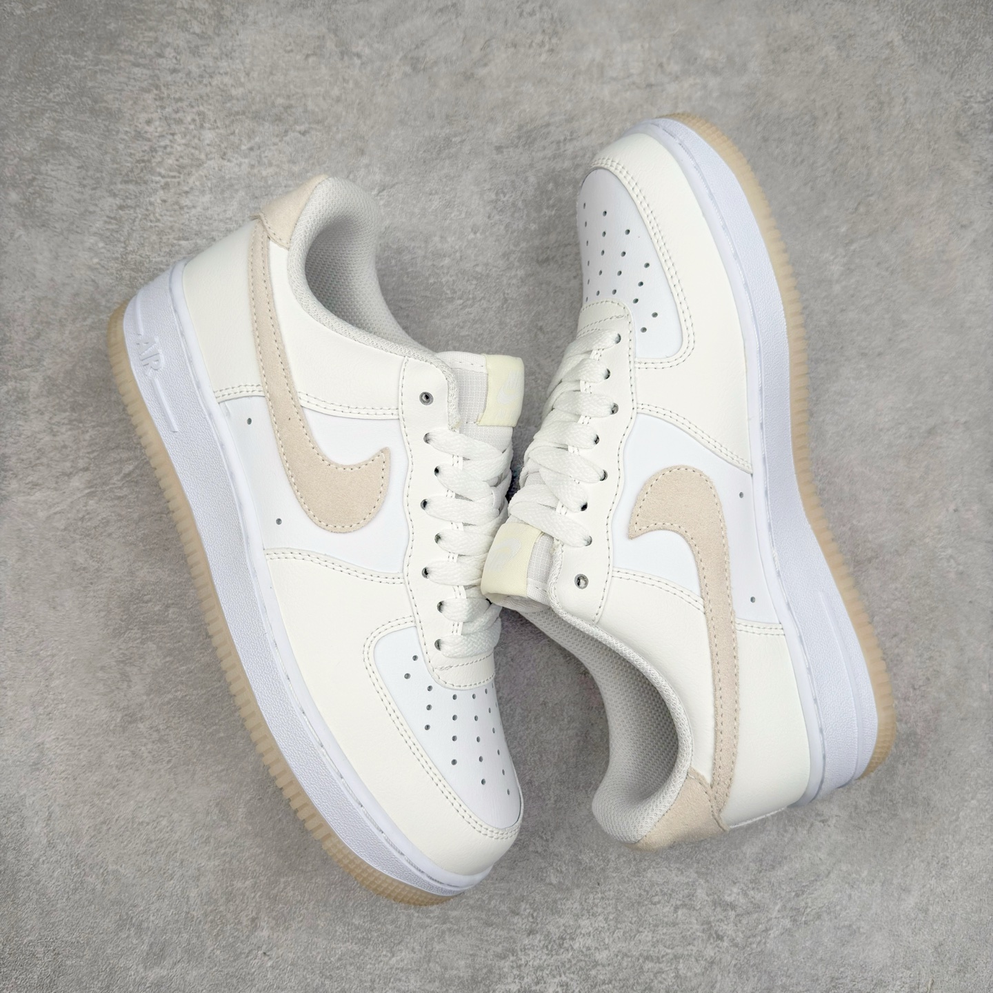 图片[3]-＃XT纯原 NK Air Force 1´07 Low 空军一号低帮百搭休闲运动板鞋 FN5832-100 顶级批次 2022全新楦头鞋型 鱼鳞大底 历时开发三个月 清洁度完美 二维码鞋标 内置芯片及solo气垫 大底高度及其弧度依照正品 钢印 logo刺绣 鞋口弧度 鞋头长度 鞋面冲孔 鞋垫背胶及钢印 完美鞋型对比正品 每一处都是细节满满 柔软、弹性十足的缓震性能和出色的中底设计 横跨复古与现代的外型结合 造就出风靡全球 三十多年的Force 1 直到今天还深受青睐 实拍调校N版已经零色差零失真 百分百还原实物色彩所见即所得 不存在货不对板色差等低级问题 选购参考实物拍摄 不混卖不参货 只用心做好货严格选品 承诺混一赔十 尺码：36 36.5 37.5 38 38.5 39 40 40.5 41 42 42.5 43 44 44.5 45-选品中心