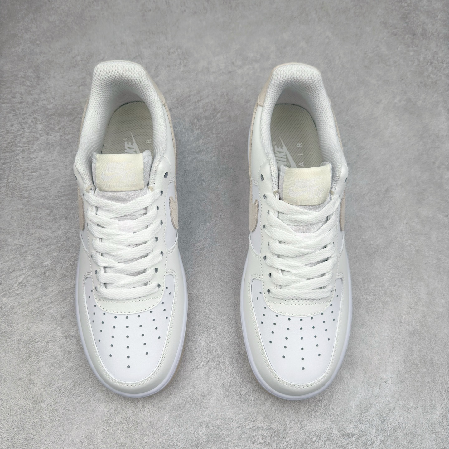 图片[2]-＃XT纯原 NK Air Force 1´07 Low 空军一号低帮百搭休闲运动板鞋 FN5832-100 顶级批次 2022全新楦头鞋型 鱼鳞大底 历时开发三个月 清洁度完美 二维码鞋标 内置芯片及solo气垫 大底高度及其弧度依照正品 钢印 logo刺绣 鞋口弧度 鞋头长度 鞋面冲孔 鞋垫背胶及钢印 完美鞋型对比正品 每一处都是细节满满 柔软、弹性十足的缓震性能和出色的中底设计 横跨复古与现代的外型结合 造就出风靡全球 三十多年的Force 1 直到今天还深受青睐 实拍调校N版已经零色差零失真 百分百还原实物色彩所见即所得 不存在货不对板色差等低级问题 选购参考实物拍摄 不混卖不参货 只用心做好货严格选品 承诺混一赔十 尺码：36 36.5 37.5 38 38.5 39 40 40.5 41 42 42.5 43 44 44.5 45-选品中心