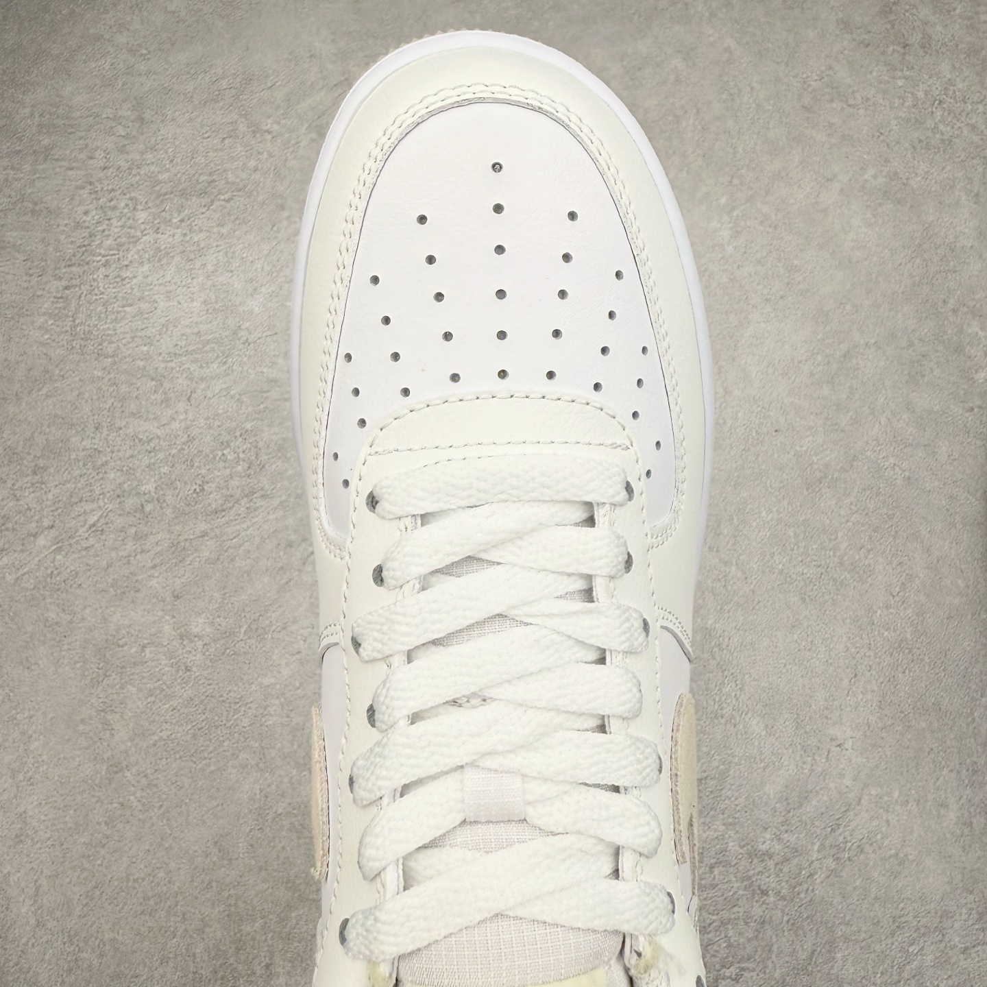 图片[4]-＃XT纯原 NK Air Force 1´07 Low 空军一号低帮百搭休闲运动板鞋 FN5832-100 顶级批次 2022全新楦头鞋型 鱼鳞大底 历时开发三个月 清洁度完美 二维码鞋标 内置芯片及solo气垫 大底高度及其弧度依照正品 钢印 logo刺绣 鞋口弧度 鞋头长度 鞋面冲孔 鞋垫背胶及钢印 完美鞋型对比正品 每一处都是细节满满 柔软、弹性十足的缓震性能和出色的中底设计 横跨复古与现代的外型结合 造就出风靡全球 三十多年的Force 1 直到今天还深受青睐 实拍调校N版已经零色差零失真 百分百还原实物色彩所见即所得 不存在货不对板色差等低级问题 选购参考实物拍摄 不混卖不参货 只用心做好货严格选品 承诺混一赔十 尺码：36 36.5 37.5 38 38.5 39 40 40.5 41 42 42.5 43 44 44.5 45-选品中心