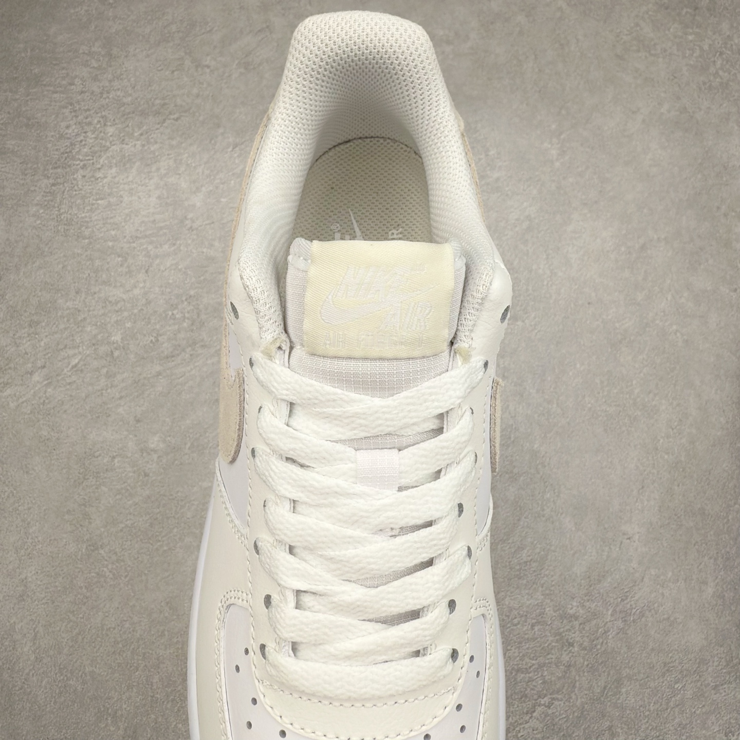 图片[5]-＃XT纯原 NK Air Force 1´07 Low 空军一号低帮百搭休闲运动板鞋 FN5832-100 顶级批次 2022全新楦头鞋型 鱼鳞大底 历时开发三个月 清洁度完美 二维码鞋标 内置芯片及solo气垫 大底高度及其弧度依照正品 钢印 logo刺绣 鞋口弧度 鞋头长度 鞋面冲孔 鞋垫背胶及钢印 完美鞋型对比正品 每一处都是细节满满 柔软、弹性十足的缓震性能和出色的中底设计 横跨复古与现代的外型结合 造就出风靡全球 三十多年的Force 1 直到今天还深受青睐 实拍调校N版已经零色差零失真 百分百还原实物色彩所见即所得 不存在货不对板色差等低级问题 选购参考实物拍摄 不混卖不参货 只用心做好货严格选品 承诺混一赔十 尺码：36 36.5 37.5 38 38.5 39 40 40.5 41 42 42.5 43 44 44.5 45-选品中心