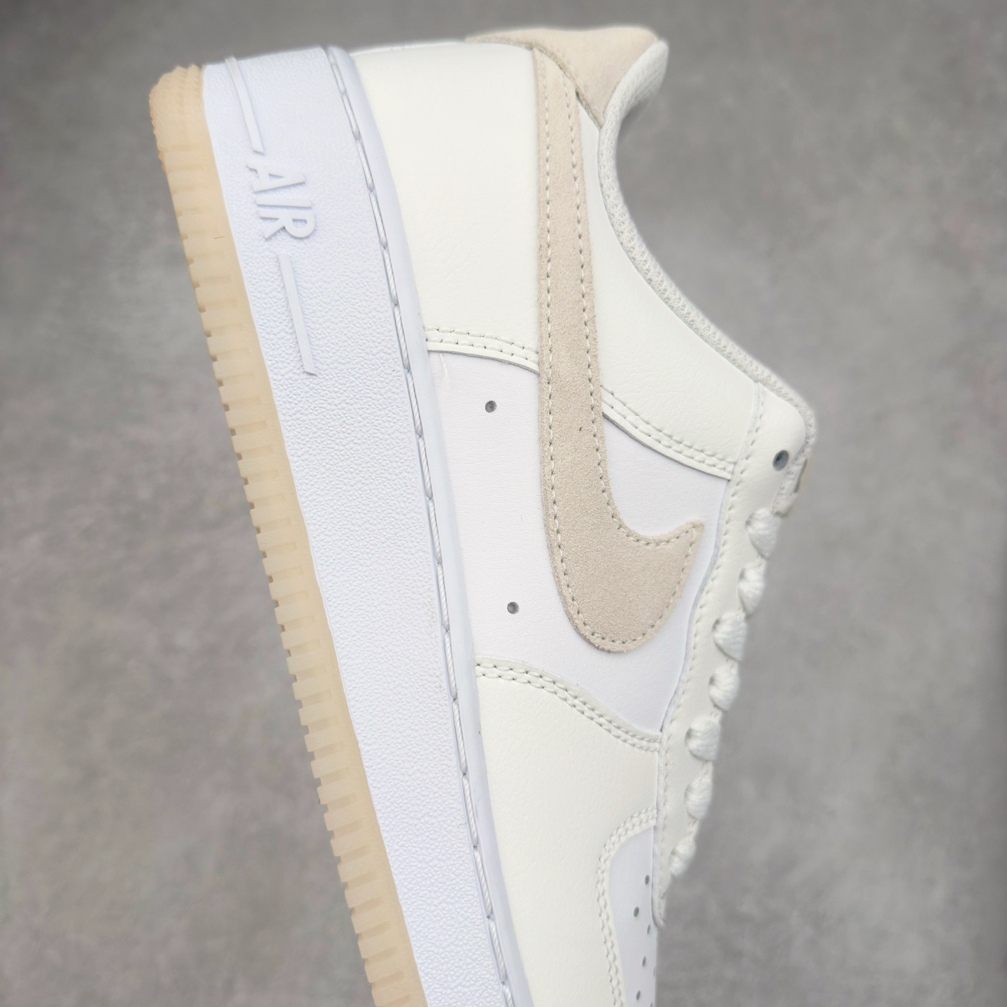 图片[6]-＃XT纯原 NK Air Force 1´07 Low 空军一号低帮百搭休闲运动板鞋 FN5832-100 顶级批次 2022全新楦头鞋型 鱼鳞大底 历时开发三个月 清洁度完美 二维码鞋标 内置芯片及solo气垫 大底高度及其弧度依照正品 钢印 logo刺绣 鞋口弧度 鞋头长度 鞋面冲孔 鞋垫背胶及钢印 完美鞋型对比正品 每一处都是细节满满 柔软、弹性十足的缓震性能和出色的中底设计 横跨复古与现代的外型结合 造就出风靡全球 三十多年的Force 1 直到今天还深受青睐 实拍调校N版已经零色差零失真 百分百还原实物色彩所见即所得 不存在货不对板色差等低级问题 选购参考实物拍摄 不混卖不参货 只用心做好货严格选品 承诺混一赔十 尺码：36 36.5 37.5 38 38.5 39 40 40.5 41 42 42.5 43 44 44.5 45-选品中心