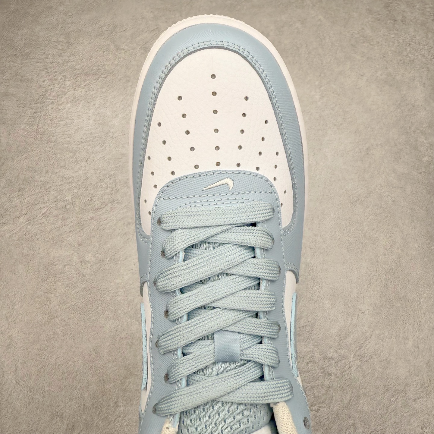 图片[4]-＃XT纯原 NK Air Force 1´07 Low 空军一号低帮百搭休闲运动板鞋 FZ4627-400 顶级批次 2022全新楦头鞋型 鱼鳞大底 历时开发三个月 清洁度完美 二维码鞋标 内置芯片及solo气垫 大底高度及其弧度依照正品 钢印 logo刺绣 鞋口弧度 鞋头长度 鞋面冲孔 鞋垫背胶及钢印 完美鞋型对比正品 每一处都是细节满满 柔软、弹性十足的缓震性能和出色的中底设计 横跨复古与现代的外型结合 造就出风靡全球 三十多年的Force 1 直到今天还深受青睐 实拍调校N版已经零色差零失真 百分百还原实物色彩所见即所得 不存在货不对板色差等低级问题 选购参考实物拍摄 不混卖不参货 只用心做好货严格选品 承诺混一赔十 尺码：36 36.5 37.5 38 38.5 39 40 40.5 41 42 42.5 43 44 44.5 45-选品中心