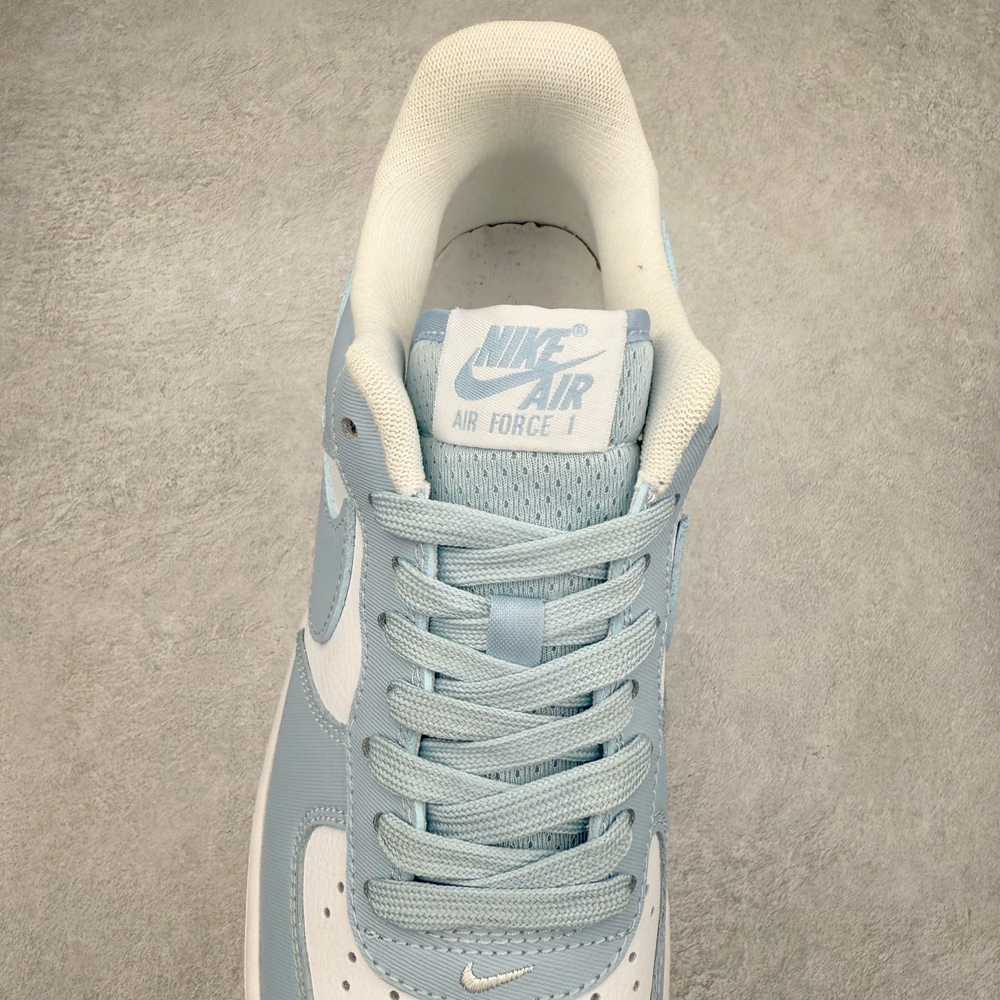 图片[5]-＃XT纯原 NK Air Force 1´07 Low 空军一号低帮百搭休闲运动板鞋 FZ4627-400 顶级批次 2022全新楦头鞋型 鱼鳞大底 历时开发三个月 清洁度完美 二维码鞋标 内置芯片及solo气垫 大底高度及其弧度依照正品 钢印 logo刺绣 鞋口弧度 鞋头长度 鞋面冲孔 鞋垫背胶及钢印 完美鞋型对比正品 每一处都是细节满满 柔软、弹性十足的缓震性能和出色的中底设计 横跨复古与现代的外型结合 造就出风靡全球 三十多年的Force 1 直到今天还深受青睐 实拍调校N版已经零色差零失真 百分百还原实物色彩所见即所得 不存在货不对板色差等低级问题 选购参考实物拍摄 不混卖不参货 只用心做好货严格选品 承诺混一赔十 尺码：36 36.5 37.5 38 38.5 39 40 40.5 41 42 42.5 43 44 44.5 45-选品中心