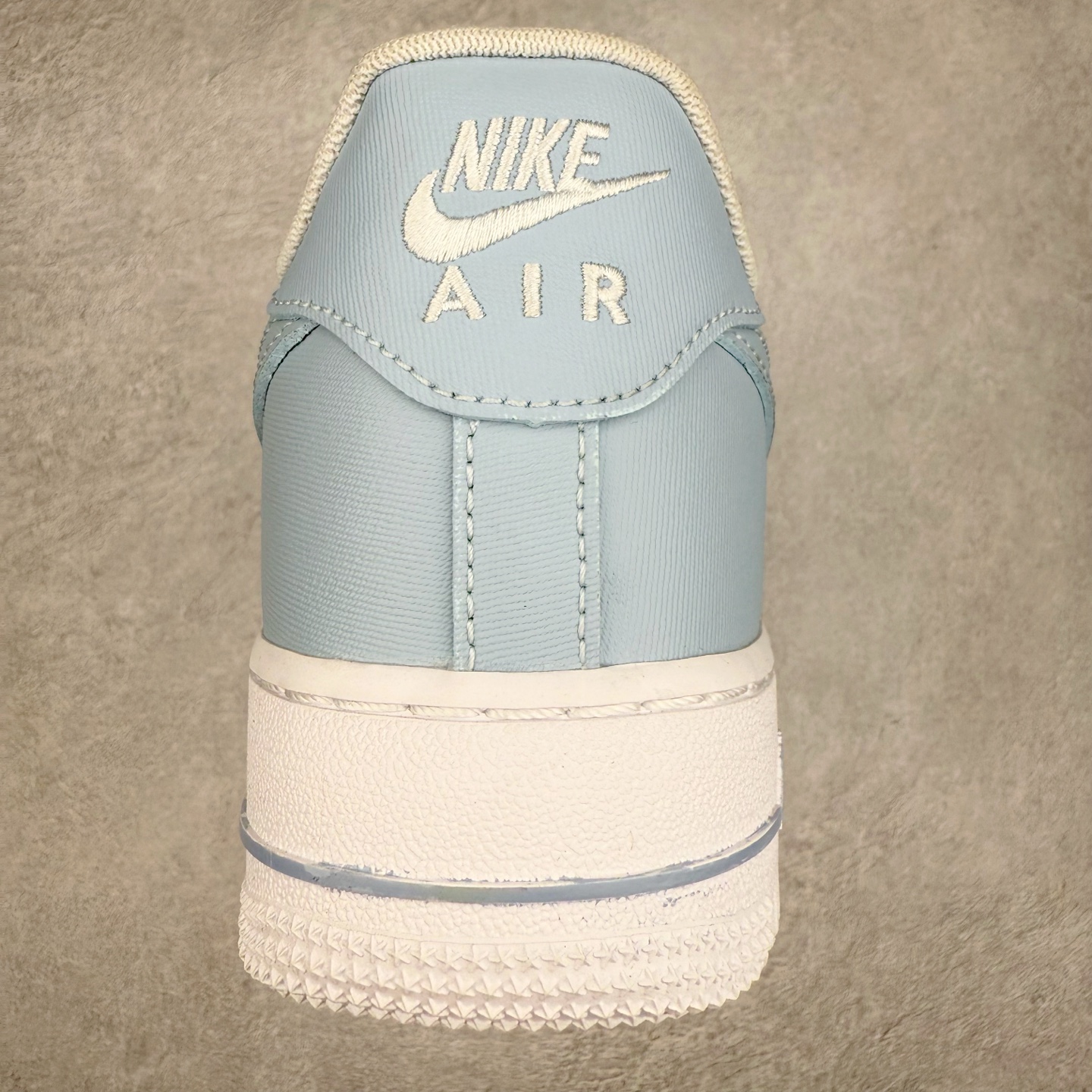 图片[8]-＃XT纯原 NK Air Force 1´07 Low 空军一号低帮百搭休闲运动板鞋 FZ4627-400 顶级批次 2022全新楦头鞋型 鱼鳞大底 历时开发三个月 清洁度完美 二维码鞋标 内置芯片及solo气垫 大底高度及其弧度依照正品 钢印 logo刺绣 鞋口弧度 鞋头长度 鞋面冲孔 鞋垫背胶及钢印 完美鞋型对比正品 每一处都是细节满满 柔软、弹性十足的缓震性能和出色的中底设计 横跨复古与现代的外型结合 造就出风靡全球 三十多年的Force 1 直到今天还深受青睐 实拍调校N版已经零色差零失真 百分百还原实物色彩所见即所得 不存在货不对板色差等低级问题 选购参考实物拍摄 不混卖不参货 只用心做好货严格选品 承诺混一赔十 尺码：36 36.5 37.5 38 38.5 39 40 40.5 41 42 42.5 43 44 44.5 45-选品中心