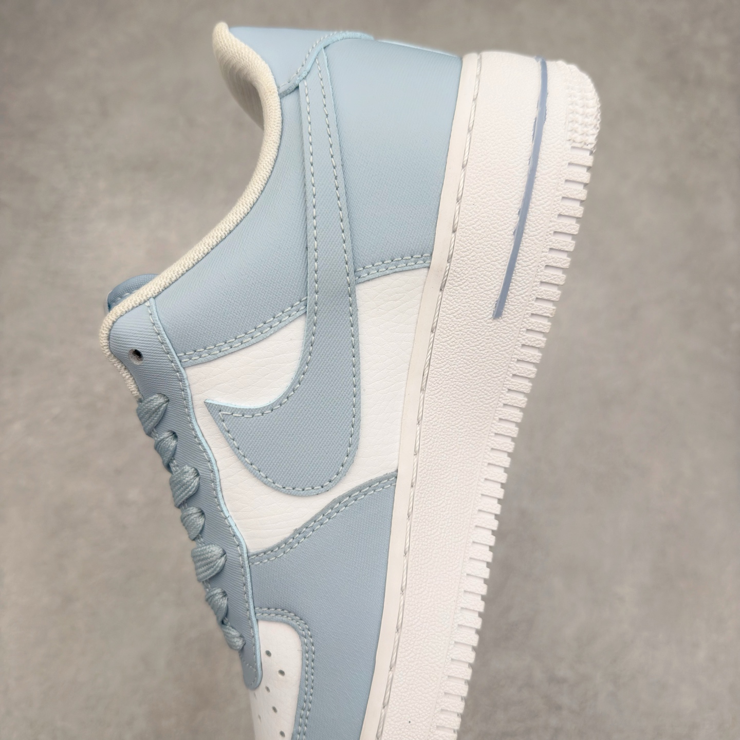 图片[7]-＃XT纯原 NK Air Force 1´07 Low 空军一号低帮百搭休闲运动板鞋 FZ4627-400 顶级批次 2022全新楦头鞋型 鱼鳞大底 历时开发三个月 清洁度完美 二维码鞋标 内置芯片及solo气垫 大底高度及其弧度依照正品 钢印 logo刺绣 鞋口弧度 鞋头长度 鞋面冲孔 鞋垫背胶及钢印 完美鞋型对比正品 每一处都是细节满满 柔软、弹性十足的缓震性能和出色的中底设计 横跨复古与现代的外型结合 造就出风靡全球 三十多年的Force 1 直到今天还深受青睐 实拍调校N版已经零色差零失真 百分百还原实物色彩所见即所得 不存在货不对板色差等低级问题 选购参考实物拍摄 不混卖不参货 只用心做好货严格选品 承诺混一赔十 尺码：36 36.5 37.5 38 38.5 39 40 40.5 41 42 42.5 43 44 44.5 45-选品中心