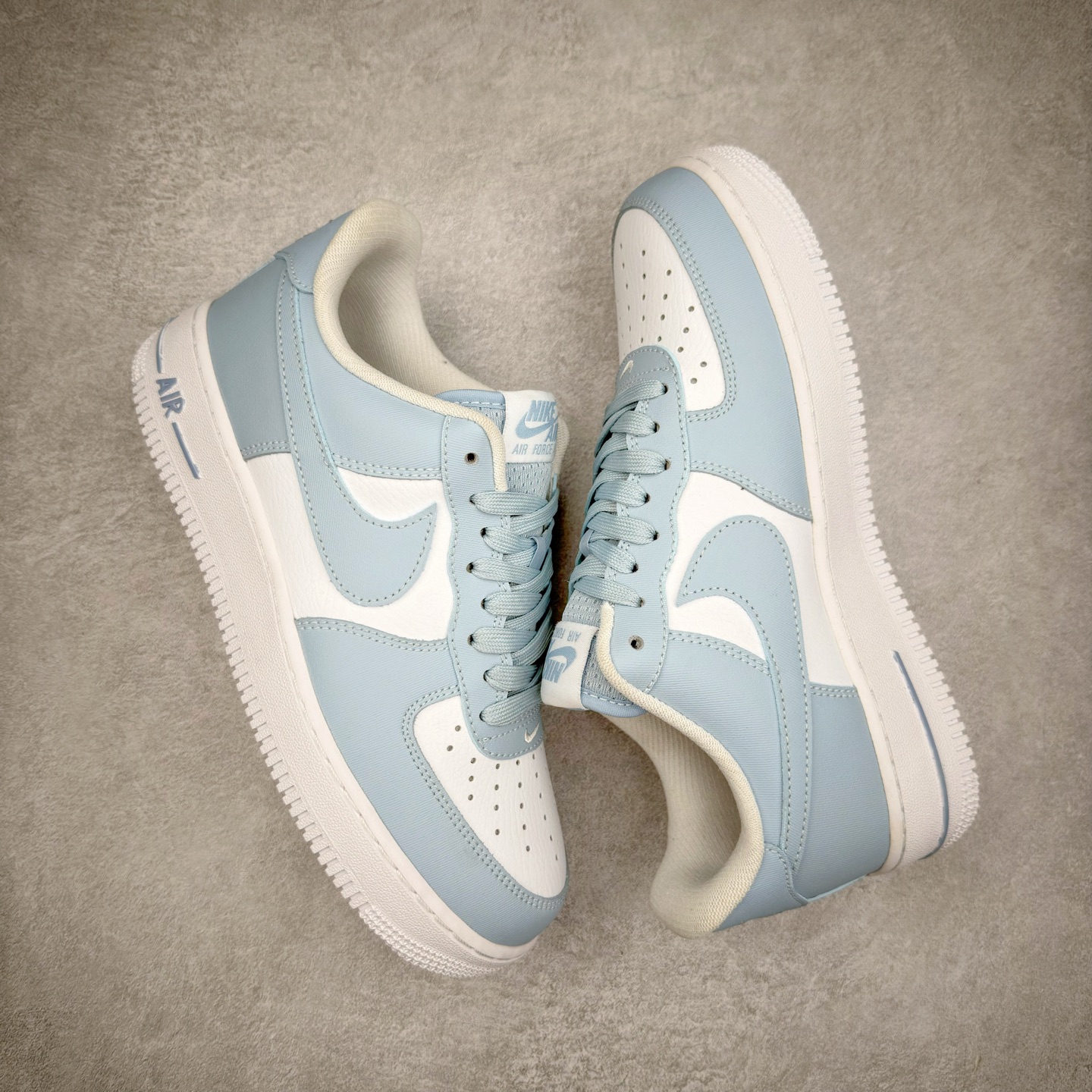 图片[3]-＃XT纯原 NK Air Force 1´07 Low 空军一号低帮百搭休闲运动板鞋 FZ4627-400 顶级批次 2022全新楦头鞋型 鱼鳞大底 历时开发三个月 清洁度完美 二维码鞋标 内置芯片及solo气垫 大底高度及其弧度依照正品 钢印 logo刺绣 鞋口弧度 鞋头长度 鞋面冲孔 鞋垫背胶及钢印 完美鞋型对比正品 每一处都是细节满满 柔软、弹性十足的缓震性能和出色的中底设计 横跨复古与现代的外型结合 造就出风靡全球 三十多年的Force 1 直到今天还深受青睐 实拍调校N版已经零色差零失真 百分百还原实物色彩所见即所得 不存在货不对板色差等低级问题 选购参考实物拍摄 不混卖不参货 只用心做好货严格选品 承诺混一赔十 尺码：36 36.5 37.5 38 38.5 39 40 40.5 41 42 42.5 43 44 44.5 45-选品中心