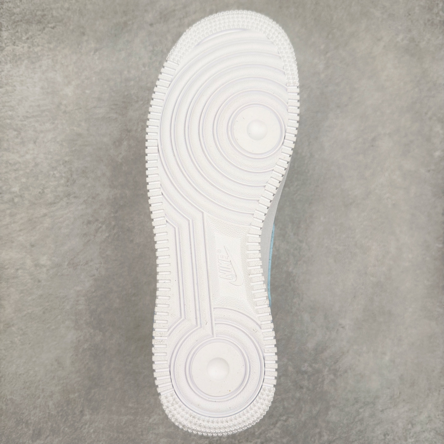 图片[9]-＃XT纯原 NK Air Force 1´07 Low 空军一号低帮百搭休闲运动板鞋 FZ4627-400 顶级批次 2022全新楦头鞋型 鱼鳞大底 历时开发三个月 清洁度完美 二维码鞋标 内置芯片及solo气垫 大底高度及其弧度依照正品 钢印 logo刺绣 鞋口弧度 鞋头长度 鞋面冲孔 鞋垫背胶及钢印 完美鞋型对比正品 每一处都是细节满满 柔软、弹性十足的缓震性能和出色的中底设计 横跨复古与现代的外型结合 造就出风靡全球 三十多年的Force 1 直到今天还深受青睐 实拍调校N版已经零色差零失真 百分百还原实物色彩所见即所得 不存在货不对板色差等低级问题 选购参考实物拍摄 不混卖不参货 只用心做好货严格选品 承诺混一赔十 尺码：36 36.5 37.5 38 38.5 39 40 40.5 41 42 42.5 43 44 44.5 45-选品中心