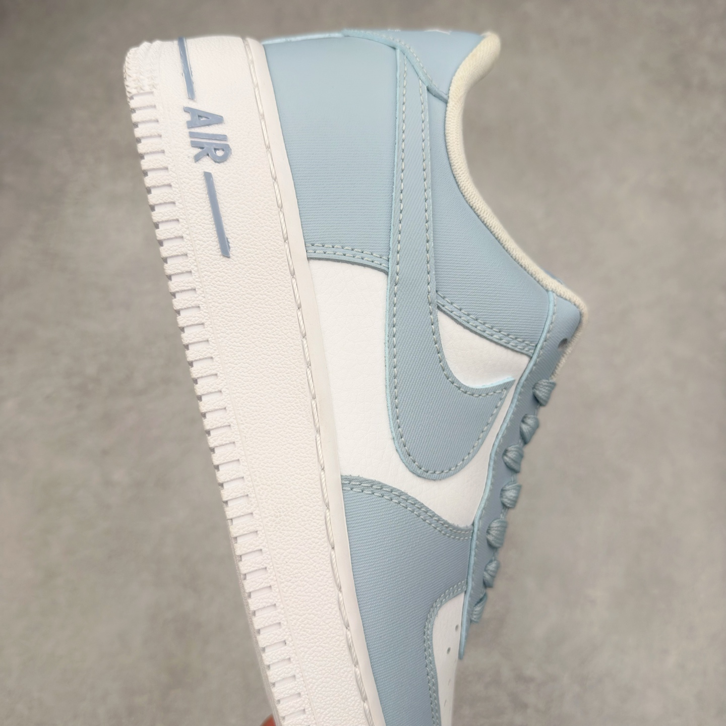 图片[6]-＃XT纯原 NK Air Force 1´07 Low 空军一号低帮百搭休闲运动板鞋 FZ4627-400 顶级批次 2022全新楦头鞋型 鱼鳞大底 历时开发三个月 清洁度完美 二维码鞋标 内置芯片及solo气垫 大底高度及其弧度依照正品 钢印 logo刺绣 鞋口弧度 鞋头长度 鞋面冲孔 鞋垫背胶及钢印 完美鞋型对比正品 每一处都是细节满满 柔软、弹性十足的缓震性能和出色的中底设计 横跨复古与现代的外型结合 造就出风靡全球 三十多年的Force 1 直到今天还深受青睐 实拍调校N版已经零色差零失真 百分百还原实物色彩所见即所得 不存在货不对板色差等低级问题 选购参考实物拍摄 不混卖不参货 只用心做好货严格选品 承诺混一赔十 尺码：36 36.5 37.5 38 38.5 39 40 40.5 41 42 42.5 43 44 44.5 45-选品中心