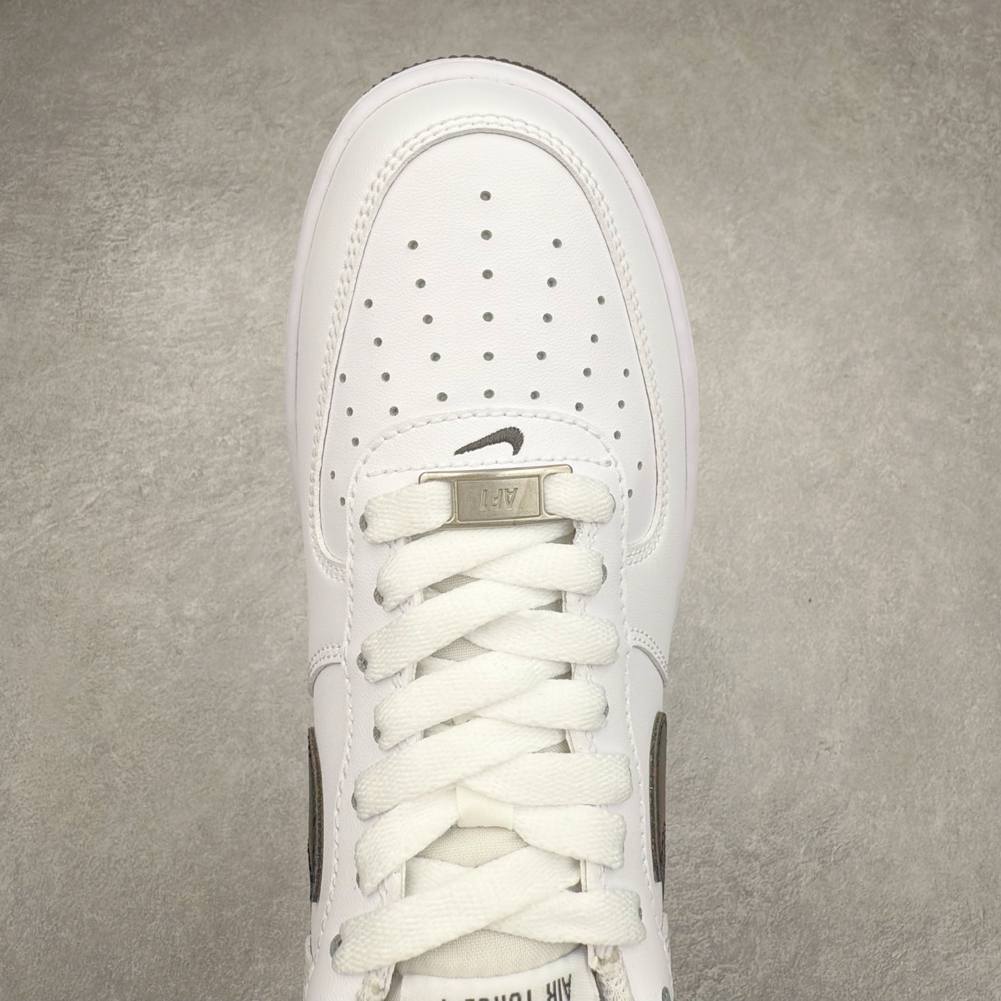 图片[4]-＃XT纯原 NK Air Force 1´07 Low 空军一号低帮百搭休闲运动板鞋 FQ4296-101 顶级批次 2022全新楦头鞋型 鱼鳞大底 历时开发三个月 清洁度完美 二维码鞋标 内置芯片及solo气垫 大底高度及其弧度依照正品 钢印 logo刺绣 鞋口弧度 鞋头长度 鞋面冲孔 鞋垫背胶及钢印 完美鞋型对比正品 每一处都是细节满满 柔软、弹性十足的缓震性能和出色的中底设计 横跨复古与现代的外型结合 造就出风靡全球 三十多年的Force 1 直到今天还深受青睐 实拍调校N版已经零色差零失真 百分百还原实物色彩所见即所得 不存在货不对板色差等低级问题 选购参考实物拍摄 不混卖不参货 只用心做好货严格选品 承诺混一赔十 尺码：36 36.5 37.5 38 38.5 39 40 40.5 41 42 42.5 43 44 44.5 45-选品中心