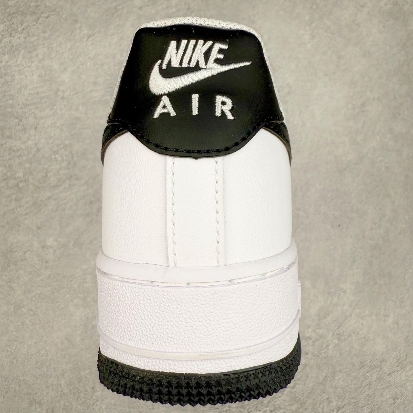 图片[8]-＃XT纯原 NK Air Force 1´07 Low 空军一号低帮百搭休闲运动板鞋 FQ4296-101 顶级批次 2022全新楦头鞋型 鱼鳞大底 历时开发三个月 清洁度完美 二维码鞋标 内置芯片及solo气垫 大底高度及其弧度依照正品 钢印 logo刺绣 鞋口弧度 鞋头长度 鞋面冲孔 鞋垫背胶及钢印 完美鞋型对比正品 每一处都是细节满满 柔软、弹性十足的缓震性能和出色的中底设计 横跨复古与现代的外型结合 造就出风靡全球 三十多年的Force 1 直到今天还深受青睐 实拍调校N版已经零色差零失真 百分百还原实物色彩所见即所得 不存在货不对板色差等低级问题 选购参考实物拍摄 不混卖不参货 只用心做好货严格选品 承诺混一赔十 尺码：36 36.5 37.5 38 38.5 39 40 40.5 41 42 42.5 43 44 44.5 45-选品中心