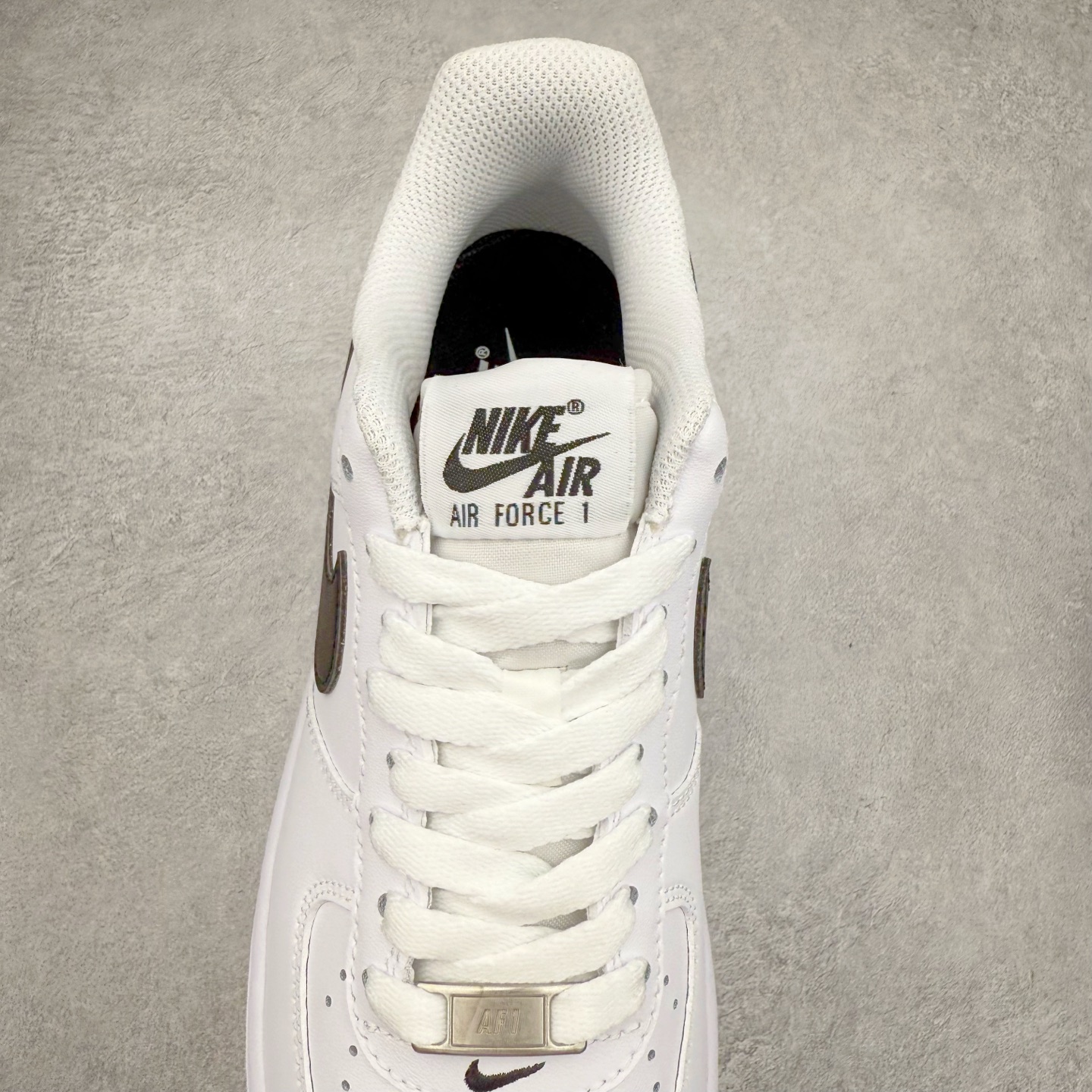 图片[5]-＃XT纯原 NK Air Force 1´07 Low 空军一号低帮百搭休闲运动板鞋 FQ4296-101 顶级批次 2022全新楦头鞋型 鱼鳞大底 历时开发三个月 清洁度完美 二维码鞋标 内置芯片及solo气垫 大底高度及其弧度依照正品 钢印 logo刺绣 鞋口弧度 鞋头长度 鞋面冲孔 鞋垫背胶及钢印 完美鞋型对比正品 每一处都是细节满满 柔软、弹性十足的缓震性能和出色的中底设计 横跨复古与现代的外型结合 造就出风靡全球 三十多年的Force 1 直到今天还深受青睐 实拍调校N版已经零色差零失真 百分百还原实物色彩所见即所得 不存在货不对板色差等低级问题 选购参考实物拍摄 不混卖不参货 只用心做好货严格选品 承诺混一赔十 尺码：36 36.5 37.5 38 38.5 39 40 40.5 41 42 42.5 43 44 44.5 45-选品中心