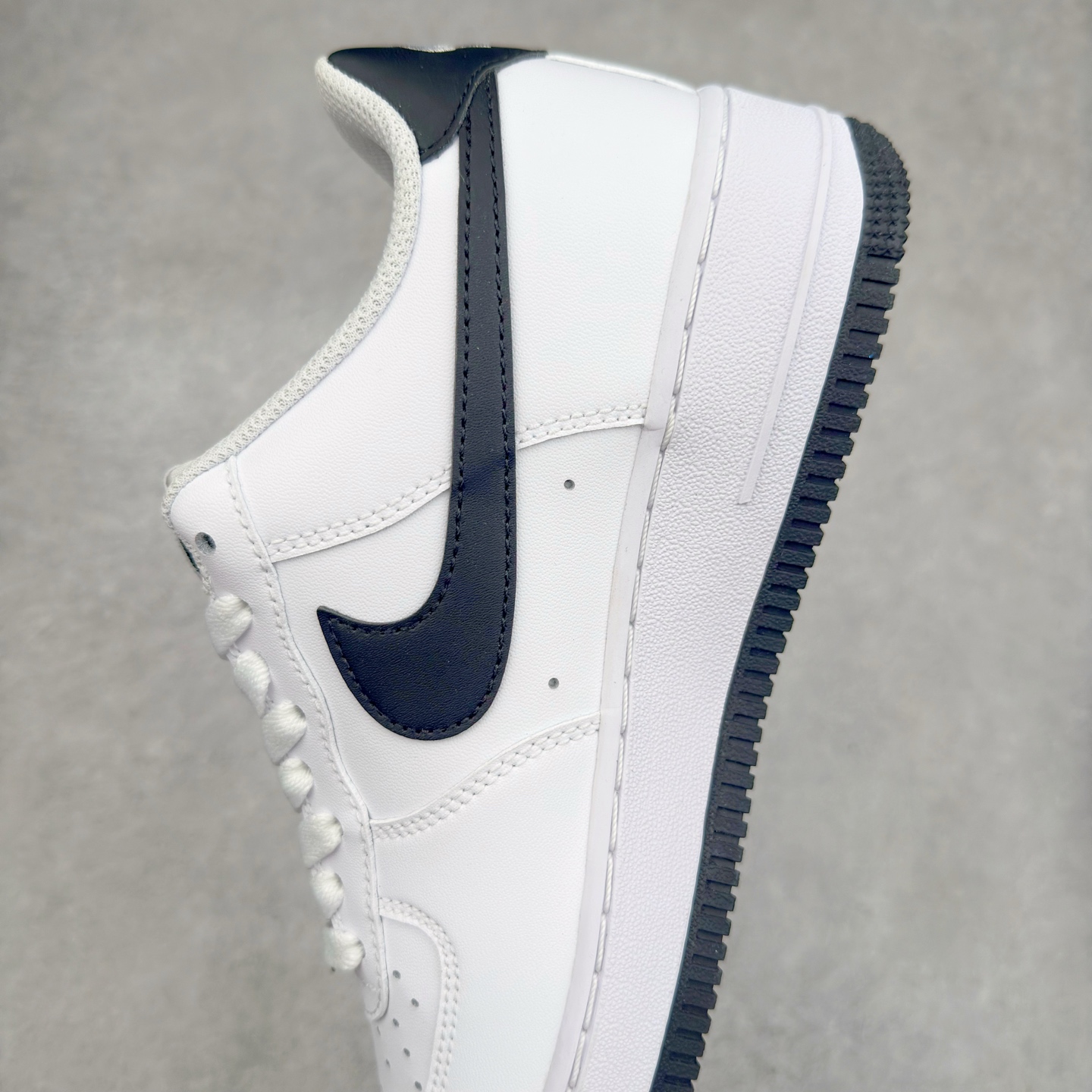 图片[7]-＃XT纯原 NK Air Force 1´07 Low 空军一号低帮百搭休闲运动板鞋 FQ4296-101 顶级批次 2022全新楦头鞋型 鱼鳞大底 历时开发三个月 清洁度完美 二维码鞋标 内置芯片及solo气垫 大底高度及其弧度依照正品 钢印 logo刺绣 鞋口弧度 鞋头长度 鞋面冲孔 鞋垫背胶及钢印 完美鞋型对比正品 每一处都是细节满满 柔软、弹性十足的缓震性能和出色的中底设计 横跨复古与现代的外型结合 造就出风靡全球 三十多年的Force 1 直到今天还深受青睐 实拍调校N版已经零色差零失真 百分百还原实物色彩所见即所得 不存在货不对板色差等低级问题 选购参考实物拍摄 不混卖不参货 只用心做好货严格选品 承诺混一赔十 尺码：36 36.5 37.5 38 38.5 39 40 40.5 41 42 42.5 43 44 44.5 45-选品中心